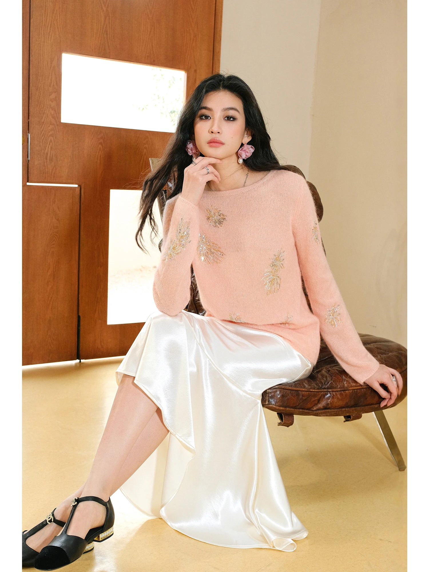 Вязаный свитер из шерсти альпаки с пайетками и вышивкой, на одно плечо, с длинным рукавом, повседневный женский топ
Вязаный свитер из шерсти альпаки с пайетками и вышивкой, на одно плечо, с длинным рукавом, повседневный женский топ