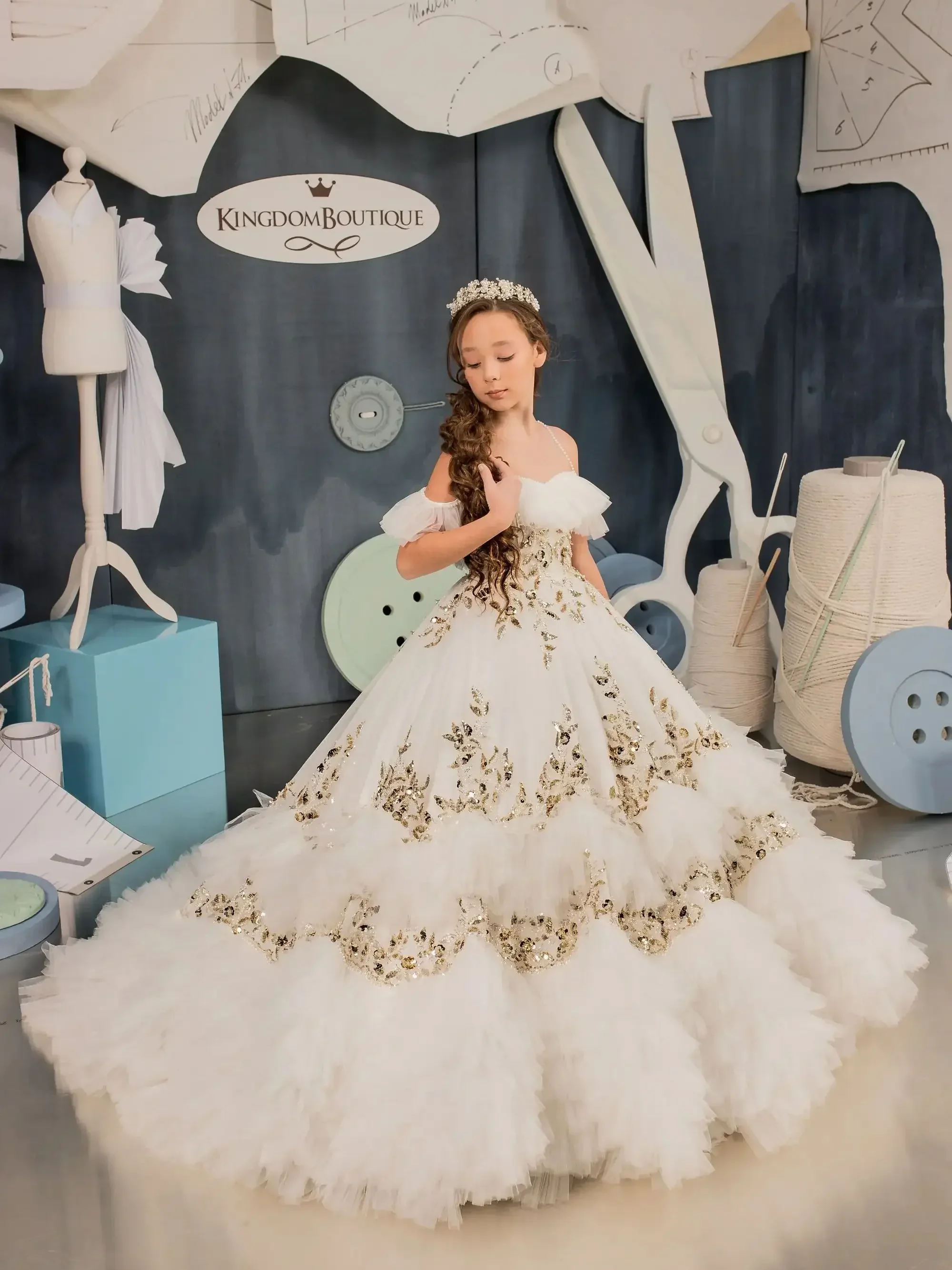 A-Line Off Shoulder Flower Girl Dress Gold Appliques Floor Length Ball Gowns First Communion Birthday Party Dresses Customized
A-Line Off Shoulder Flower Girl Dress Gold Appliques Floor Length Ball Gowns First Communion Birthday Party Dresses Customized