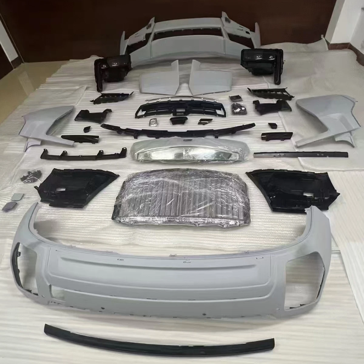 Automotive PP Material Bumpers Bodykit for Rolls-royce Cullinan 2018-2024 Escalate to 2025 BB Style.
Automotive PP Material Bumpers Bodykit for Rolls-royce Cullinan 2018-2024 Escalate to 2025 BB Style.