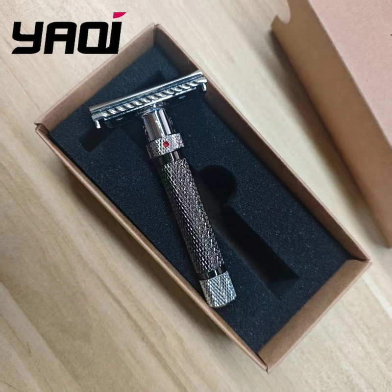 Регулируемая безопасная бритва Yaqi The Final Cut в цветах хром и оружейная сталь, латунная ручка 77 мм с удобной рукояткой диаметром 12 мм.
Регулируемая безопасная бритва Yaqi The Final Cut в цветах хром и оружейная сталь, латунная ручка 77 мм с удобной рукояткой диаметром 12 мм.