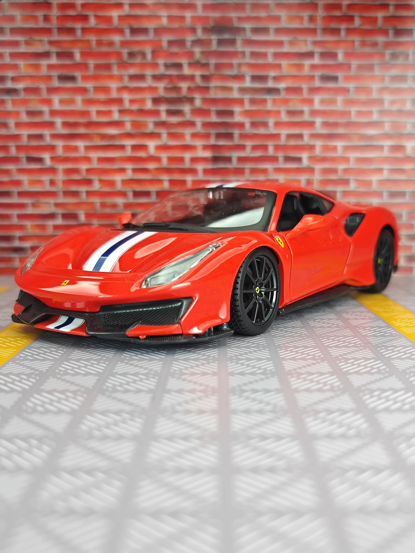 Bburago 1:24 Ferrari 488 PISTA Суперкар из сплава, модель автомобиля, коллекция статических украшений с двойной дверью, подарок на день рождения для мальчика, богатые детали
Bburago 1:24 Ferrari 488 PISTA Суперкар из сплава, модель автомобиля, коллекция статических украшений с двойной дверью, подарок на день рождения для мальчика, богатые детали