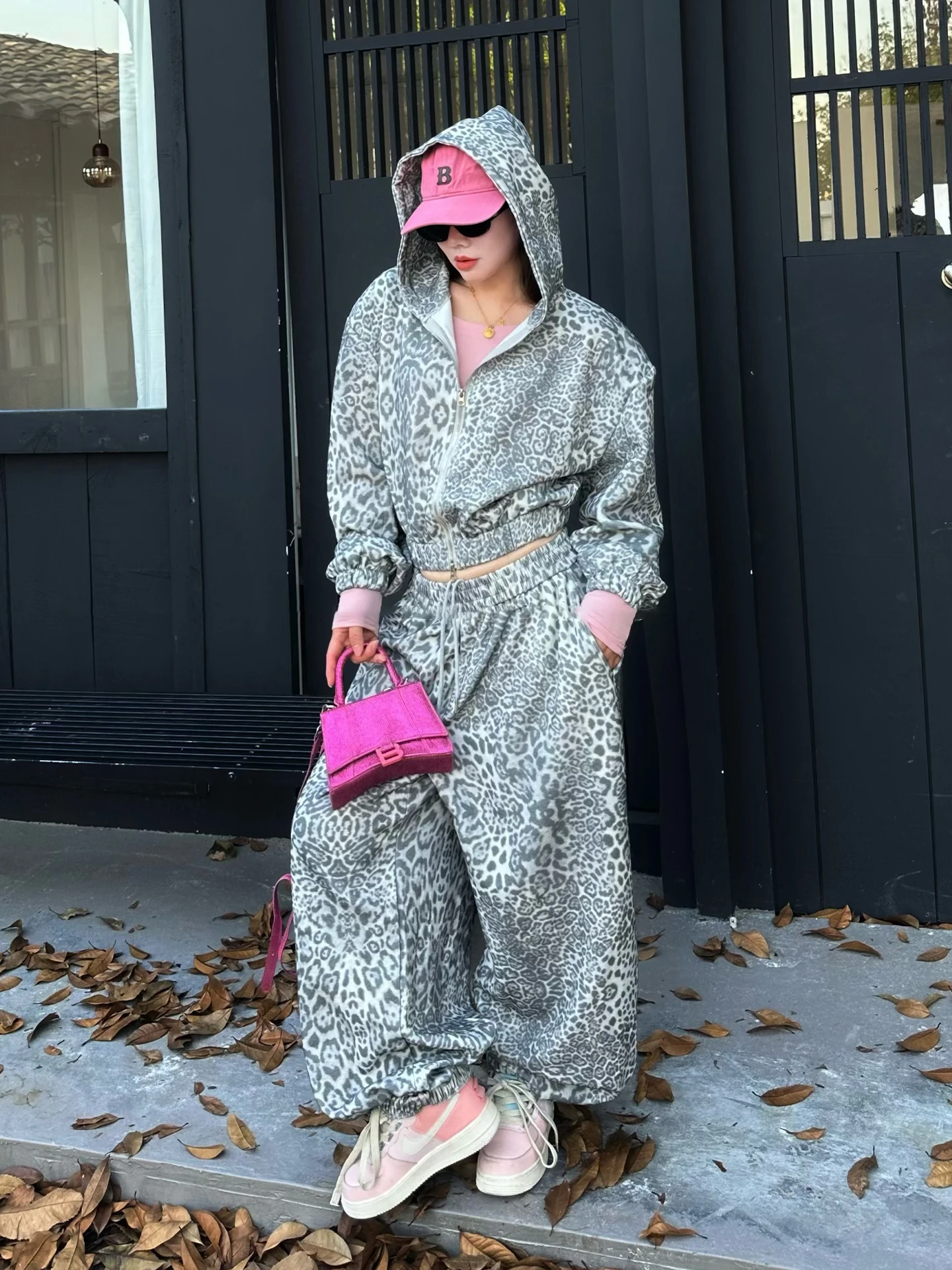 Модный комплект с леопардовым принтом и высокой талией, женский свободный костюм из двух предметов, удобная повседневная одежда для осеннего сезона
Модный комплект с леопардовым принтом и высокой талией, женский свободный костюм из двух предметов, удобная повседневная одежда для осеннего сезона