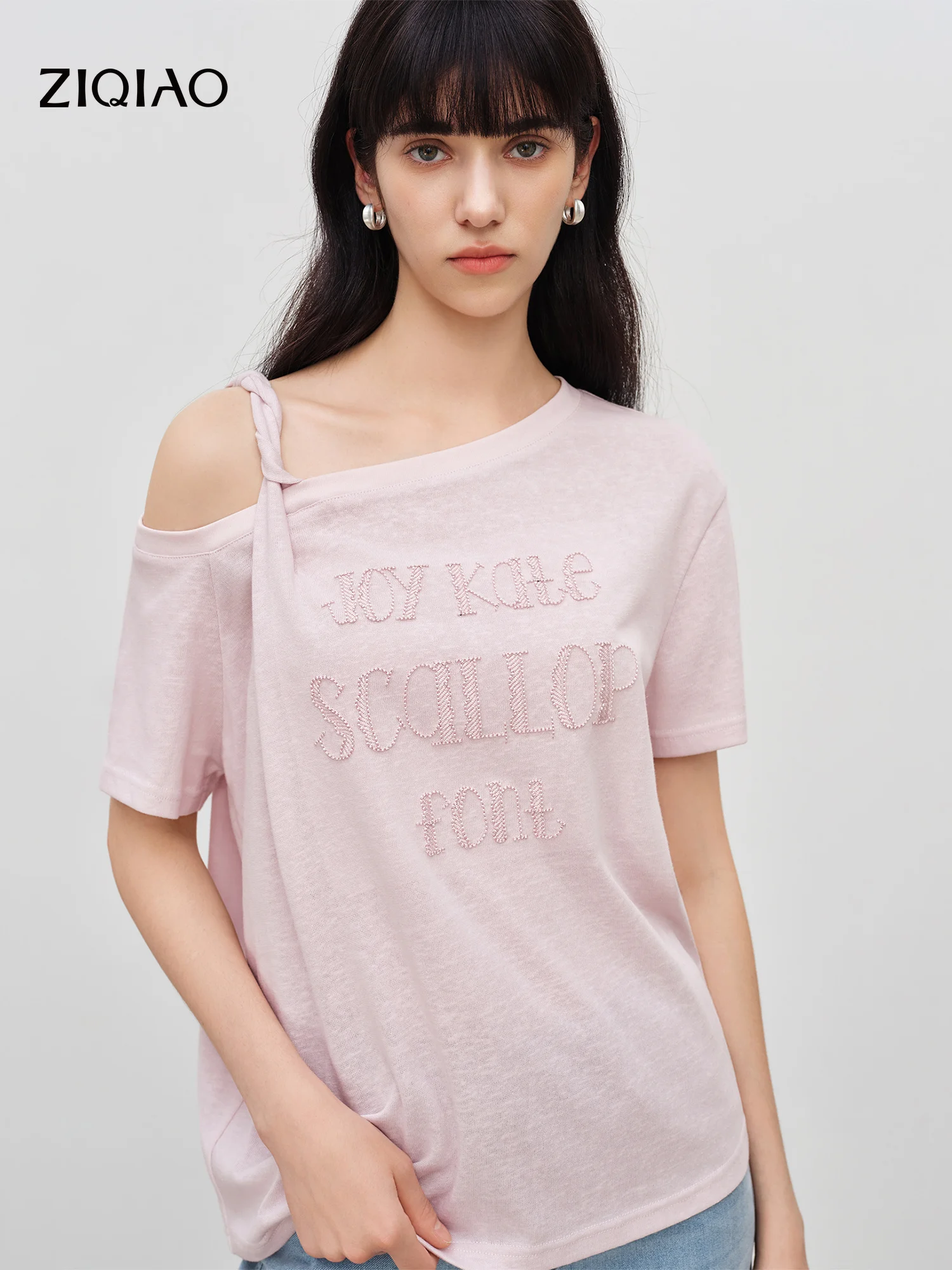 ZIQIAO Short-sleeved Knotted Off-shoulder T-shirt Women New Summer 2026 Style Pink Unique Pretty Top Letter Daily BF Korean
ZIQIAO Short-sleeved Knotted Off-shoulder T-shirt Women New Summer 2026 Style Pink Unique Pretty Top Letter Daily BF Korean
