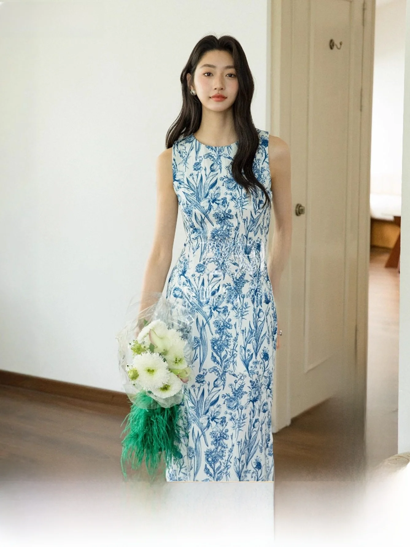 Элегантное китайское платье-ципао с сине-белым фарфоровым узором, дышащее, облегающее, в ретро-стиле, для повседневной носки, из полиэфирного волокна
Элегантное китайское платье-ципао с сине-белым фарфоровым узором, дышащее, облегающее, в ретро-стиле, для повседневной носки, из полиэфирного волокна