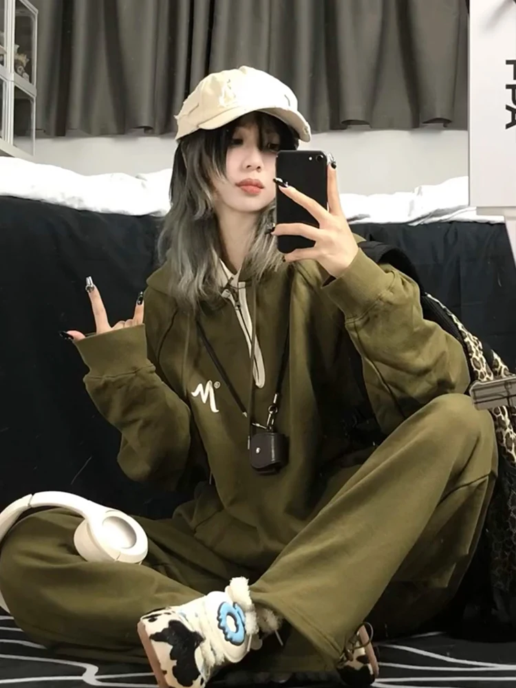 Retro Street Style Women's Sportswear Set Loose Fit Running Outfit Hoodie Casual Two-Piece Set for Students Spring Autumn
Retro Street Style Women's Sportswear Set Loose Fit Running Outfit Hoodie Casual Two-Piece Set for Students Spring Autumn