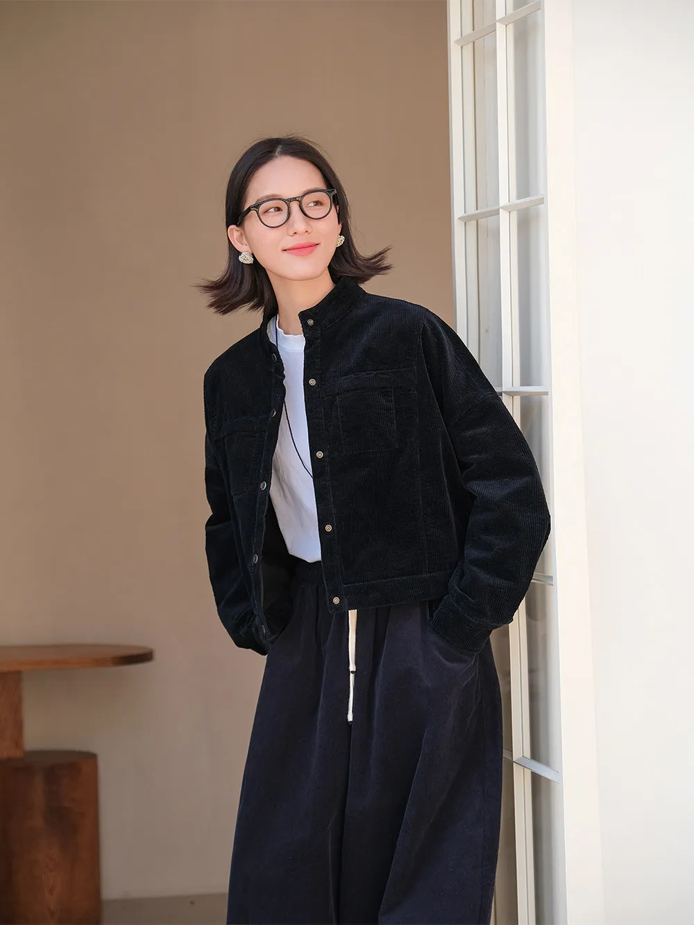 Spring New Arrival Artistic Retro Corduroy Short Coat with Stand Collar Turtle Back Style Women's Fashion Loose Fit Jacket
Spring New Arrival Artistic Retro Corduroy Short Coat with Stand Collar Turtle Back Style Women's Fashion Loose Fit Jacket