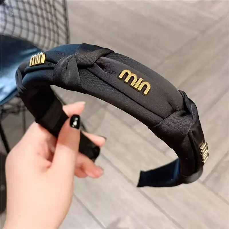 High-end elegant multi-purpose hairband with luxurious and fashionable style, exuding an upscale vibe.
High-end elegant multi-purpose hairband with luxurious and fashionable style, exuding an upscale vibe.