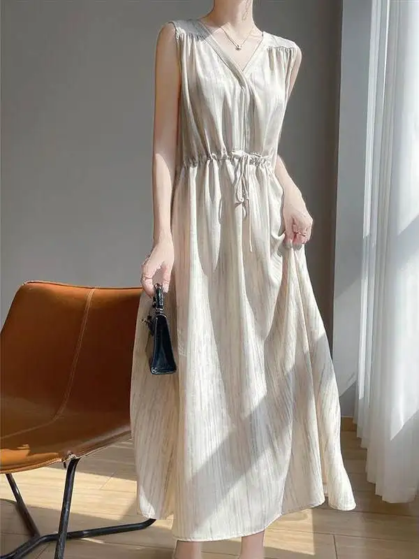 Elegant Sleeveless Satin Dress Slimming Waist Summer New Style Casual Loose Vacation Long Dress High Waist A-Line Skirt
Elegant Sleeveless Satin Dress Slimming Waist Summer New Style Casual Loose Vacation Long Dress High Waist A-Line Skirt