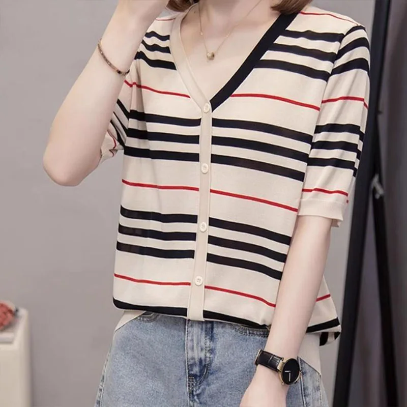 Summer Women Clothing Temperament Elegant Striped Top Knitwear Fashion V-neck Loose Casual Single Breasted T-shirt
Summer Women Clothing Temperament Elegant Striped Top Knitwear Fashion V-neck Loose Casual Single Breasted T-shirt