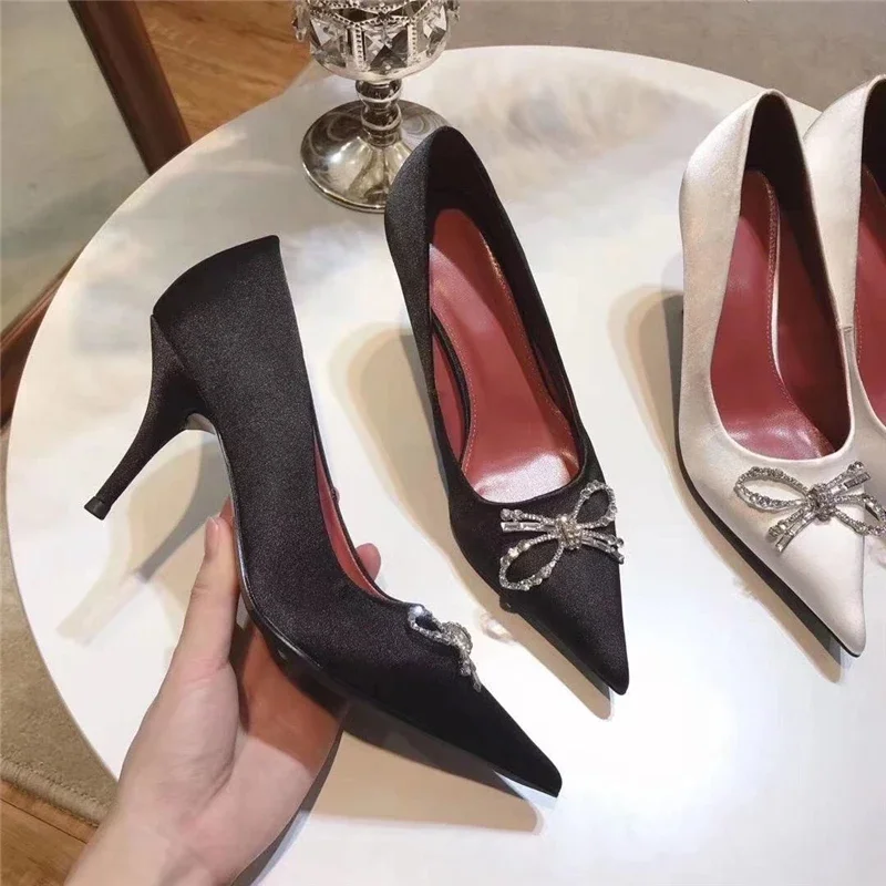 European and American 2025 Spring and Autumn New Pointed High Heels Diamond Bow Decoration Fashion Shoes
European and American 2025 Spring and Autumn New Pointed High Heels Diamond Bow Decoration Fashion Shoes