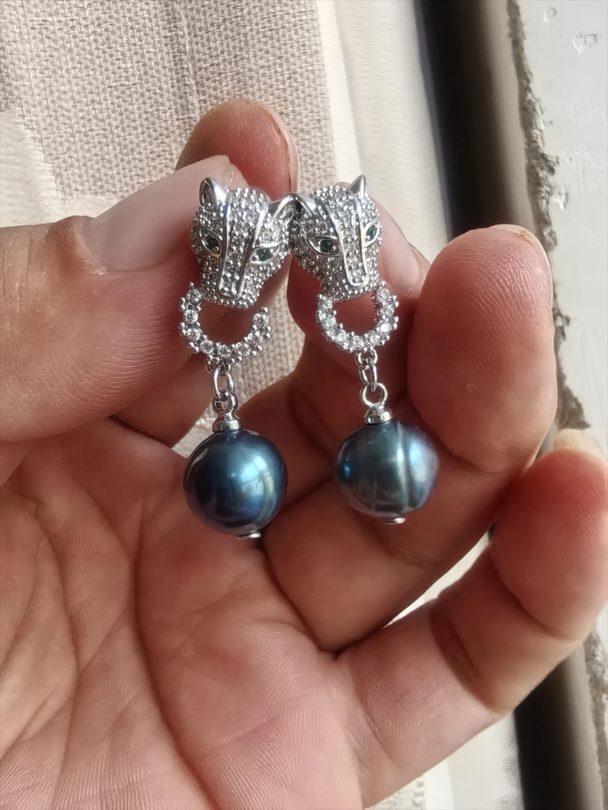 Fashionable animal style zircon leopard head earrings pearl AAA10-11mm Baroque pearl earrings 925s
Fashionable animal style zircon leopard head earrings pearl AAA10-11mm Baroque pearl earrings 925s