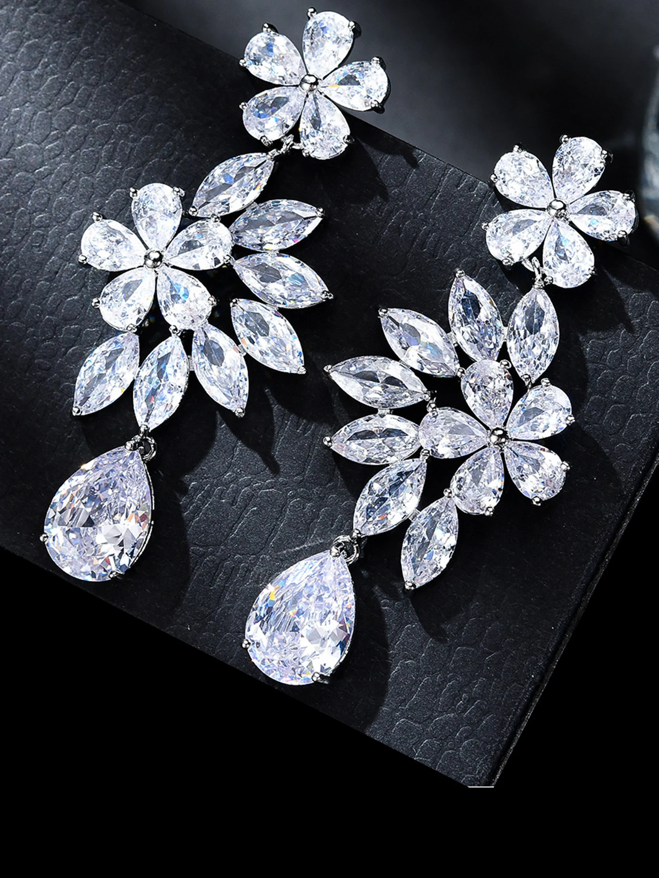 Korean style minimalist floral zircon earrings ins with cool and niche design, women's light luxury and fashionable earrings
Korean style minimalist floral zircon earrings ins with cool and niche design, women's light luxury and fashionable earrings