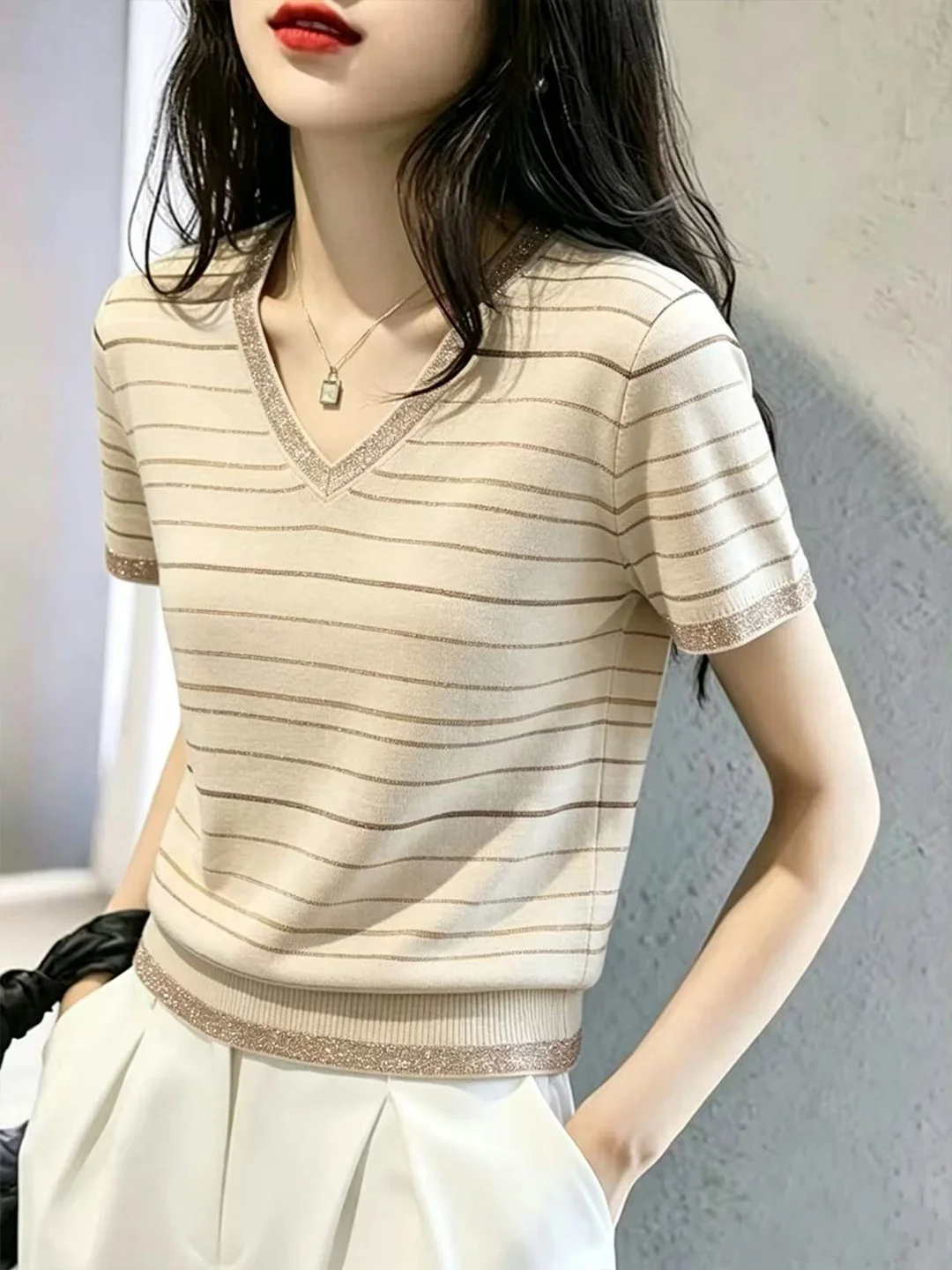 Chic V-Neck Ice Silk Knitted Top Short Sleeve Striped Design Summer Fashionable Korean Style Straight Cut Women's Innerwear
Chic V-Neck Ice Silk Knitted Top Short Sleeve Striped Design Summer Fashionable Korean Style Straight Cut Women's Innerwear