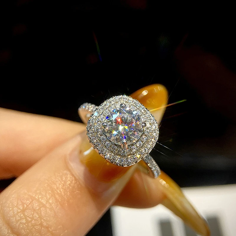 KNB 1 карат с круглым муассанитом и бриллиантом, двухслойное блестящее квадратное кольцо для женщин, свадебное настоящее серебро 925 пробы, роскошные ювелирные изделия
KNB 1 карат с круглым муассанитом и бриллиантом, двухслойное блестящее квадратное кольцо для женщин, свадебное настоящее серебро 925 пробы, роскошные ювелирные изделия