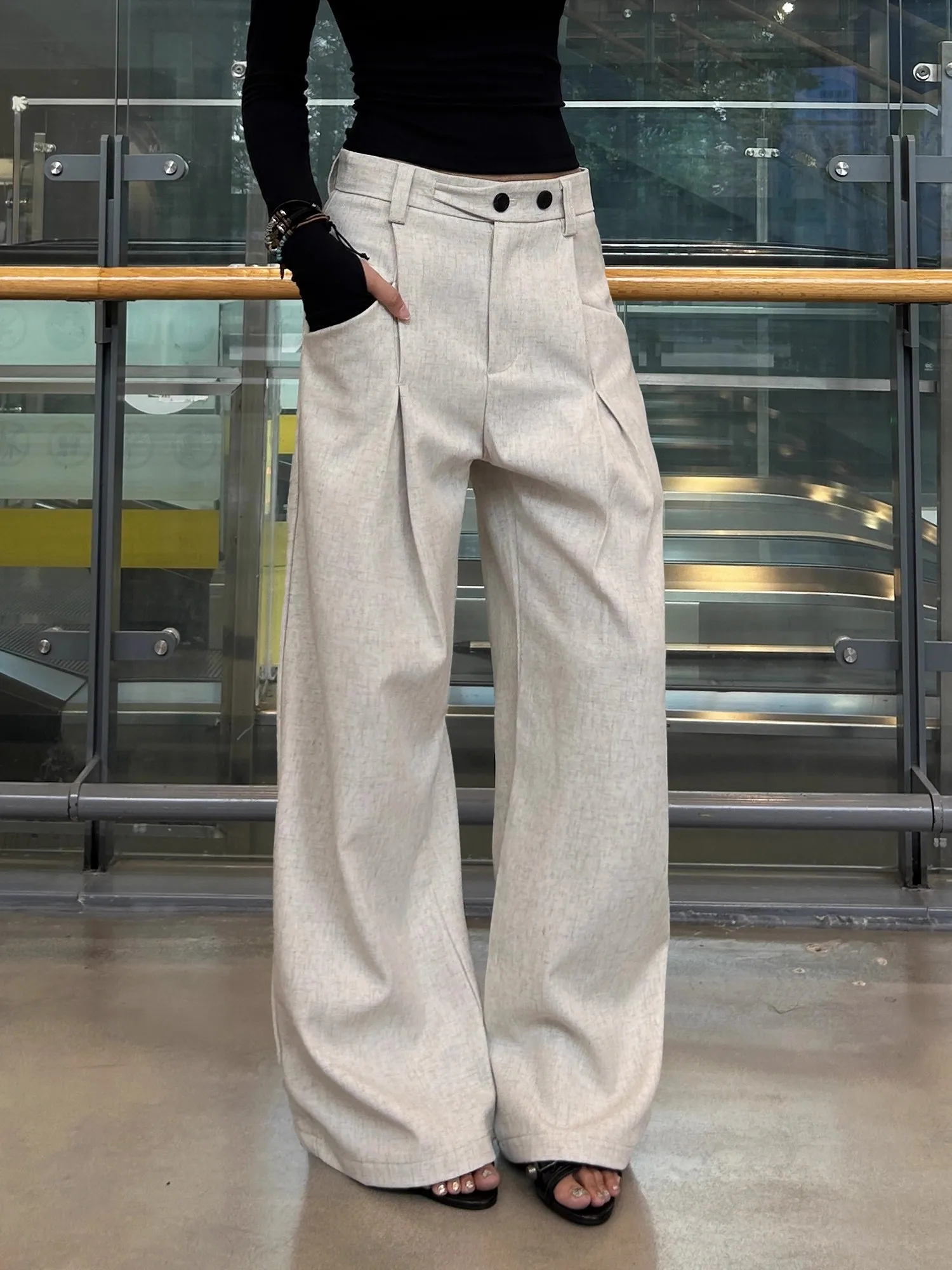 Свободные повседневные широкие брюки в американском стиле ретро для мужчин и женщин, универсальные длинные брюки для пар, модные плиссированные брюки для отдыха
Свободные повседневные широкие брюки в американском стиле ретро для мужчин и женщин, универсальные длинные брюки для пар, модные плиссированные брюки для отдыха