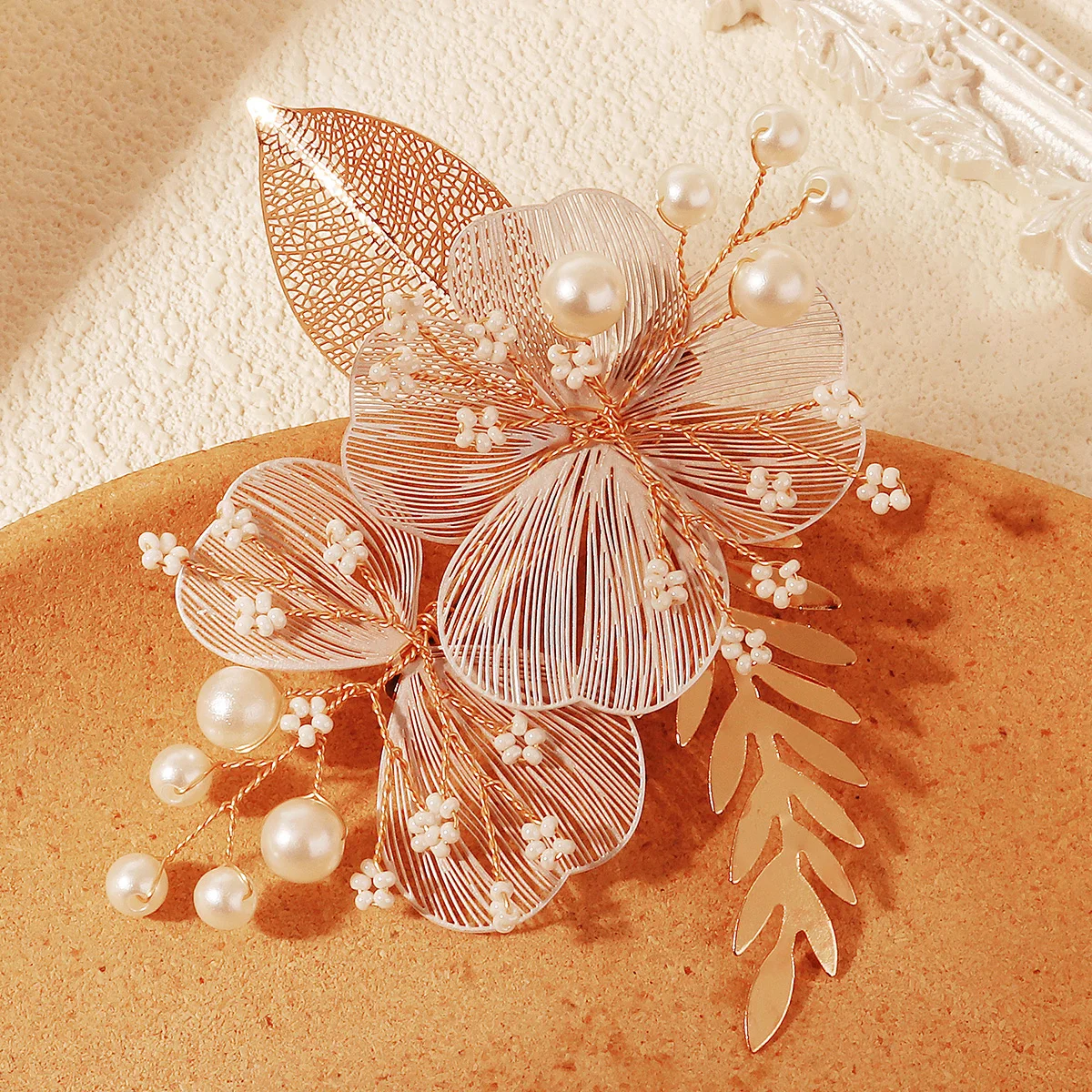 European and American Openwork Metal Leaf Floral Pearl Hair Clip Headpiece For Women Banquet Festive Elegant Hair Accessories
European and American Openwork Metal Leaf Floral Pearl Hair Clip Headpiece For Women Banquet Festive Elegant Hair Accessories