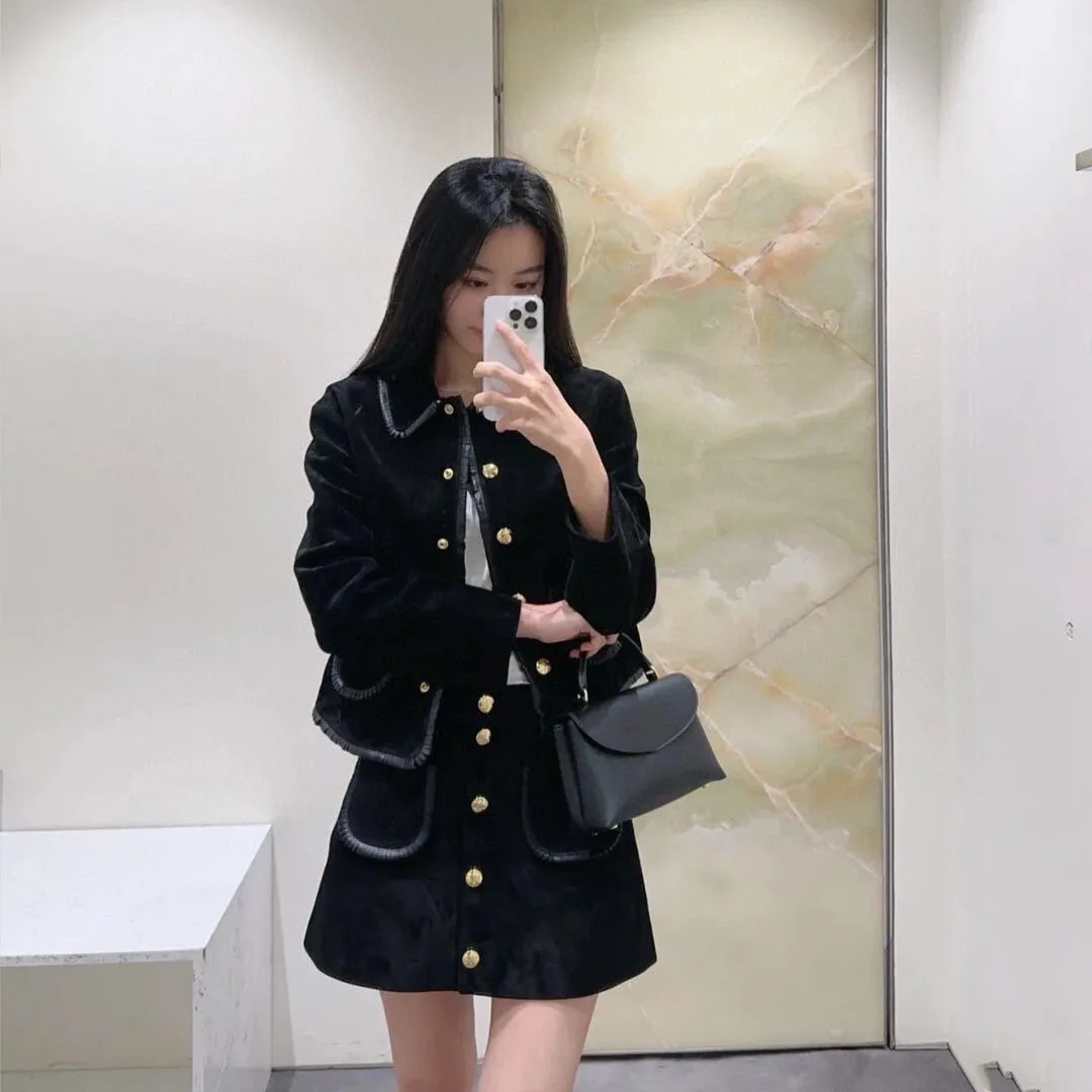 2025 New Autumn Fashion Leather Edging Pockets Black Suede Vintage Mini Skirts Womens Single Breasted Chic Skirt
2025 New Autumn Fashion Leather Edging Pockets Black Suede Vintage Mini Skirts Womens Single Breasted Chic Skirt