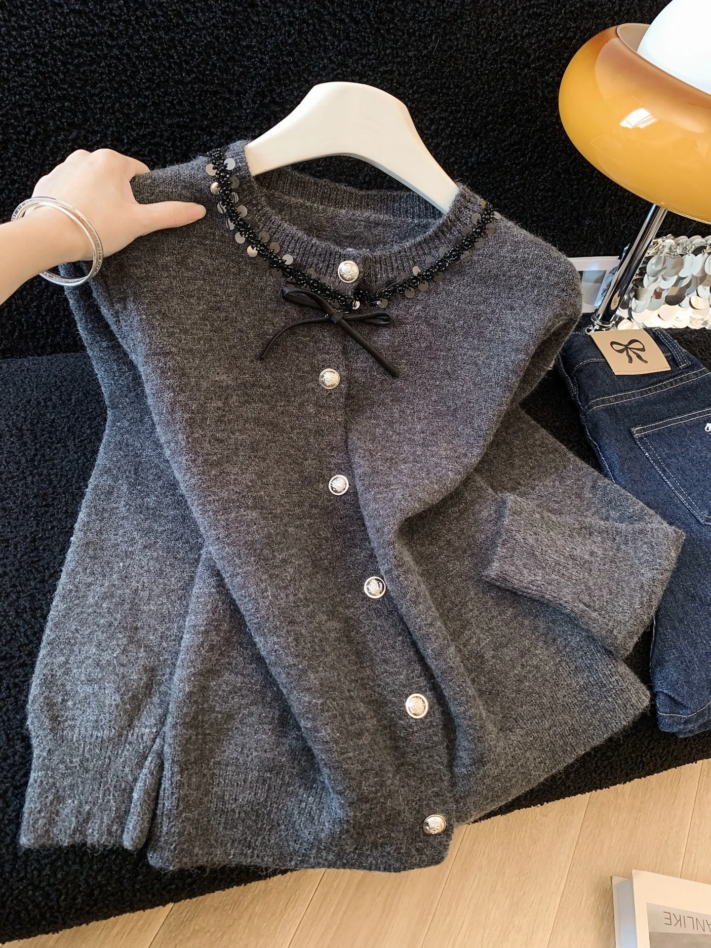 Шикарный вязаный свитер с узлами для женщин, осенне-зимняя новинка, уникальный, очень красивый топ из мягкого полиэфирного волокна
Шикарный вязаный свитер с узлами для женщин, осенне-зимняя новинка, уникальный, очень красивый топ из мягкого полиэфирного волокна