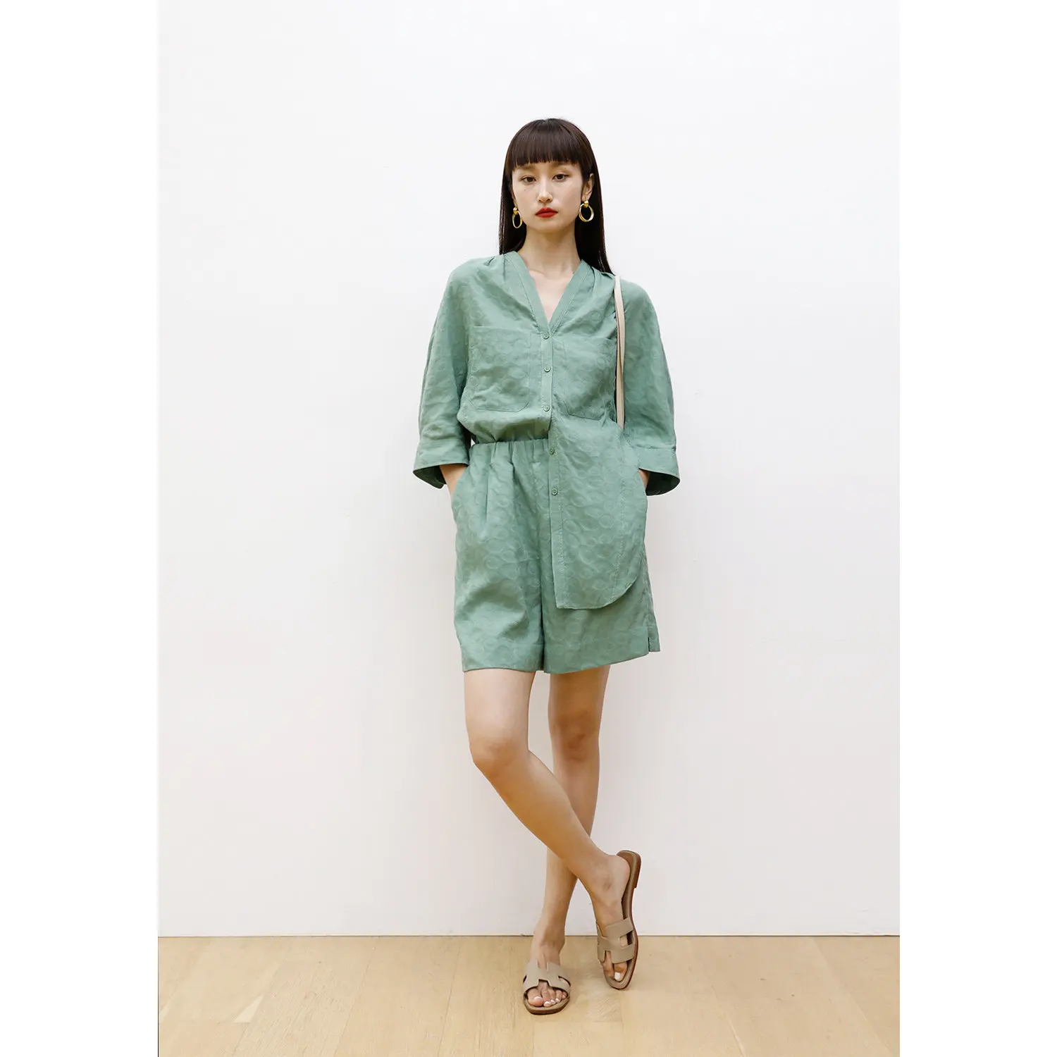 Шелковый костюм-комбинезон Lemon Chen из ткани тусса с деконструктивным дизайном, свободный крой «летучая мышь», простой и элегантный
Шелковый костюм-комбинезон Lemon Chen из ткани тусса с деконструктивным дизайном, свободный крой «летучая мышь», простой и элегантный