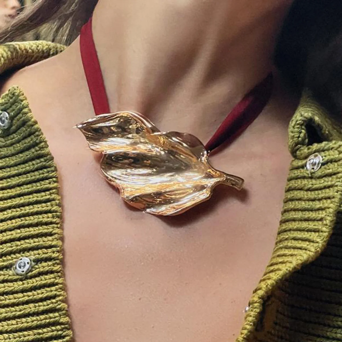 Странный коврик Le, атласная лента, колье, ожерелье, 3D трансграничный дизайн Le, новый ювелирный аксессуар с растительным узором
Странный коврик Le, атласная лента, колье, ожерелье, 3D трансграничный дизайн Le, новый ювелирный аксессуар с растительным узором