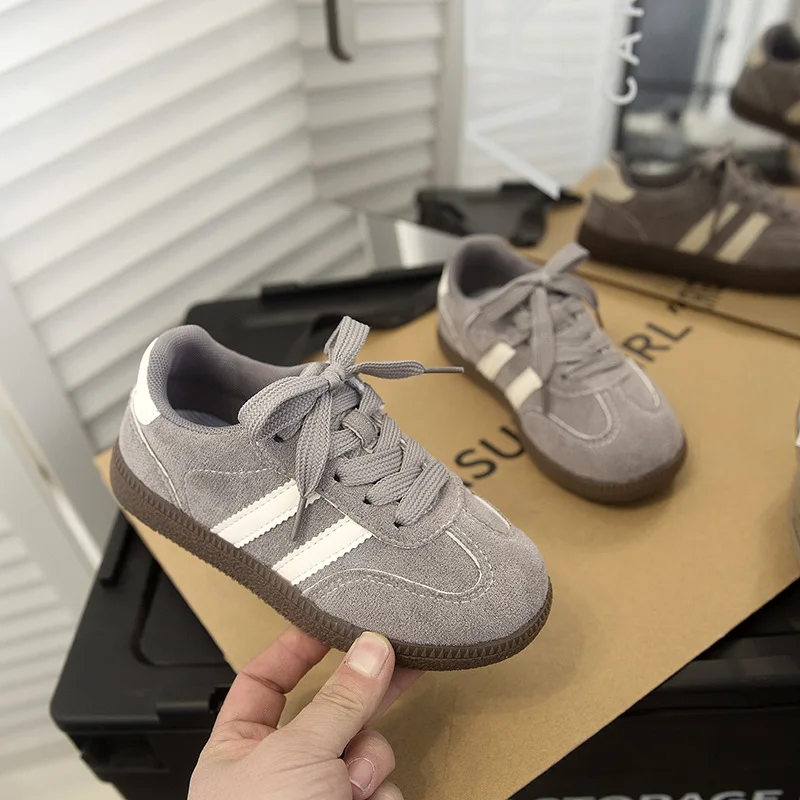 Весенне-осенняя универсальная нескользящая обувь для мальчиков, новые модные детские кроссовки для девочек на мягкой подошве, винтажная детская повседневная обувь на шнуровке спереди
Весенне-осенняя универсальная нескользящая обувь для мальчиков, новые модные детские кроссовки для девочек на мягкой подошве, винтажная детская повседневная обувь на шнуровке спереди