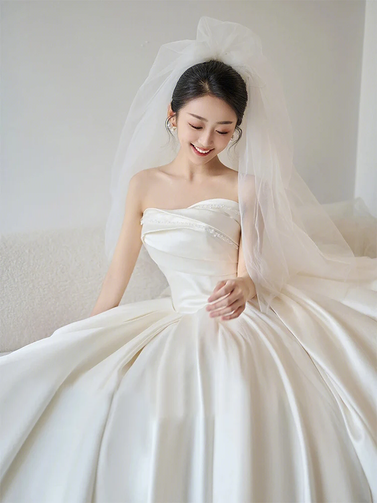 Bridesmaid Satin Strapless Gown Vintage Style Long Tail Wedding Dress for Young Women 18-25 Years Old Hotel Indoor Occasion
Bridesmaid Satin Strapless Gown Vintage Style Long Tail Wedding Dress for Young Women 18-25 Years Old Hotel Indoor Occasion
