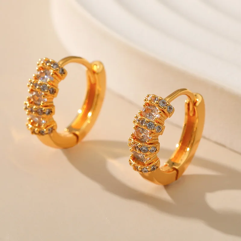 Exquisite 18k Gold Plated Small Hoop Earrings Inlaid White Cubic Zirconia Fashion OL Daily Wear Ear Rings Women Jewelry
Exquisite 18k Gold Plated Small Hoop Earrings Inlaid White Cubic Zirconia Fashion OL Daily Wear Ear Rings Women Jewelry