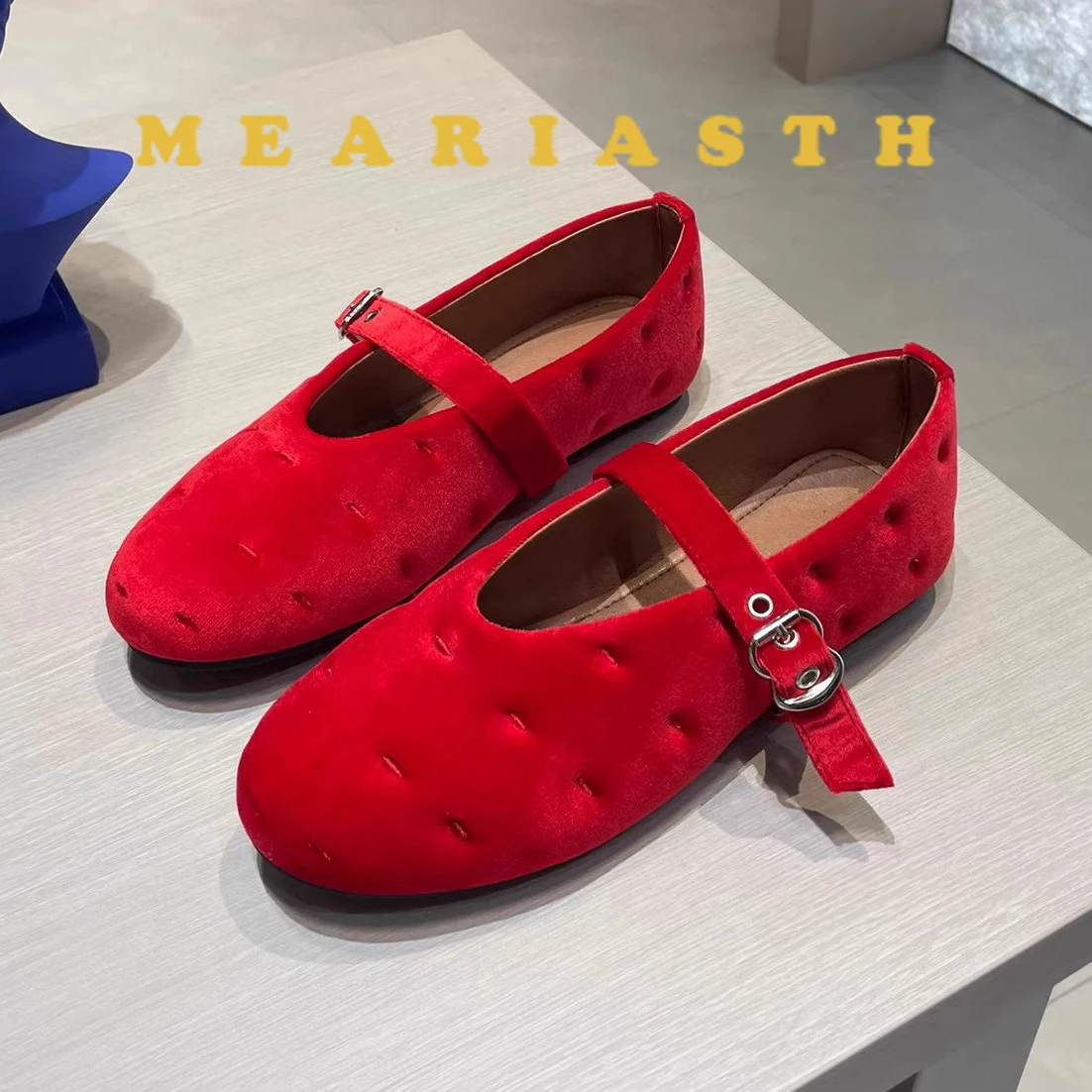 2025 New Red Velvet Buckle Strap Mary Janes Shoes Women Elegant Spring Autumn Flannel Flats Shoes Black Casual Ladies Shoes
2025 New Red Velvet Buckle Strap Mary Janes Shoes Women Elegant Spring Autumn Flannel Flats Shoes Black Casual Ladies Shoes