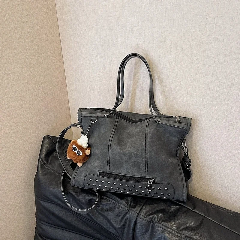 Large Capacity Quality Faux Suede Shoulder Bag Rivet Sewing Casual Tote Solid Crossbody Bag 2025 Hot Sale Bags for Women Bolsa
Large Capacity Quality Faux Suede Shoulder Bag Rivet Sewing Casual Tote Solid Crossbody Bag 2025 Hot Sale Bags for Women Bolsa