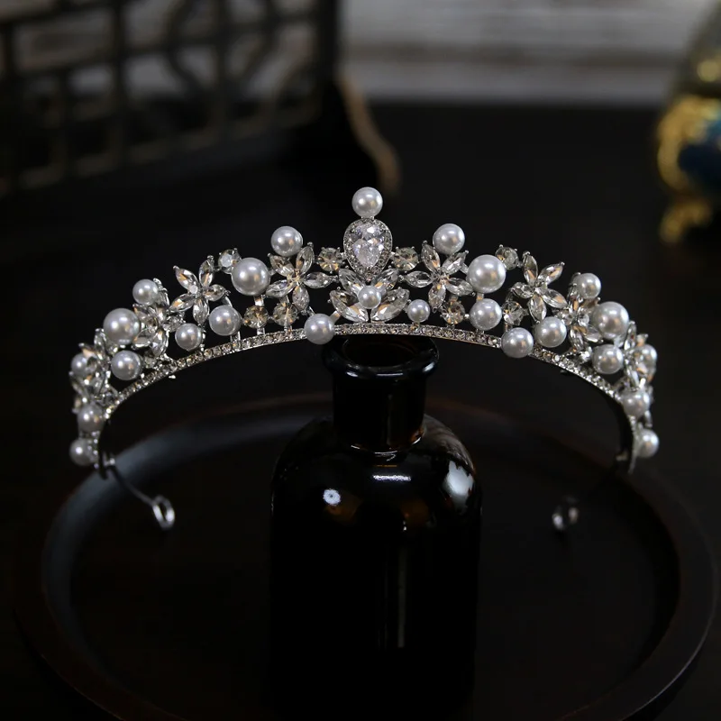Свадебная корона CC Pearl: Минималистичная, изящная тиара, элегантное украшение для волос, простые ювелирные изделия для женщин, аксессуары для вечеринок
Свадебная корона CC Pearl: Минималистичная, изящная тиара, элегантное украшение для волос, простые ювелирные изделия для женщин, аксессуары для вечеринок