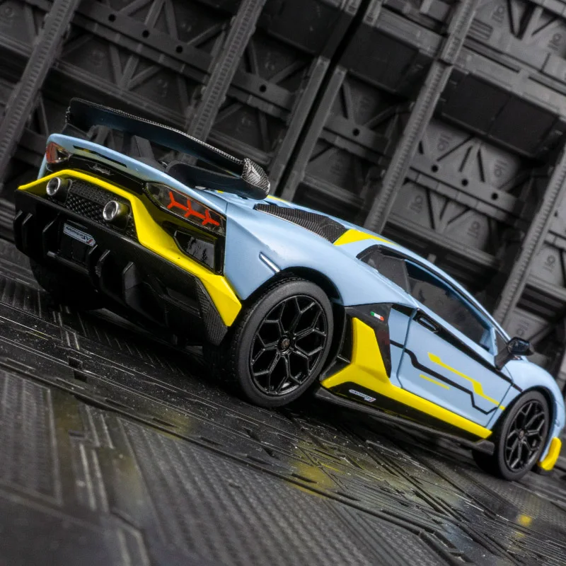 CCA 1:24 Lamborghini Aventador модель автомобиля из сплава, коллекция украшений, двери и багажника, можно открыть, богатые детали, тонкая работа
CCA 1:24 Lamborghini Aventador модель автомобиля из сплава, коллекция украшений, двери и багажника, можно открыть, богатые детали, тонкая работа