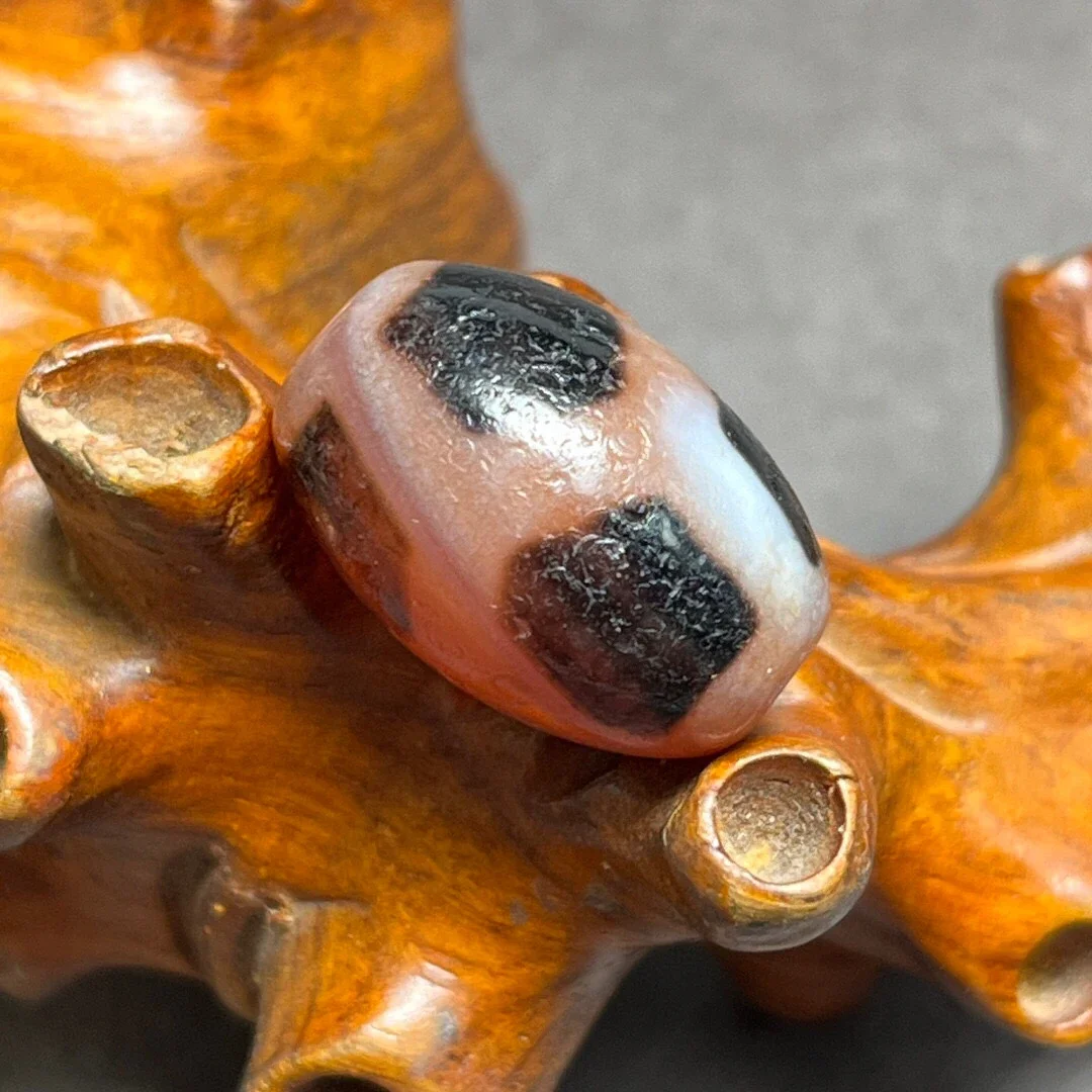 Tibet high oil pulp red meat turtle back dzi beads old mine to pure dzi beads genuine Buddha beads bracelet necklace pendant wit
Tibet high oil pulp red meat turtle back dzi beads old mine to pure dzi beads genuine Buddha beads bracelet necklace pendant wit
