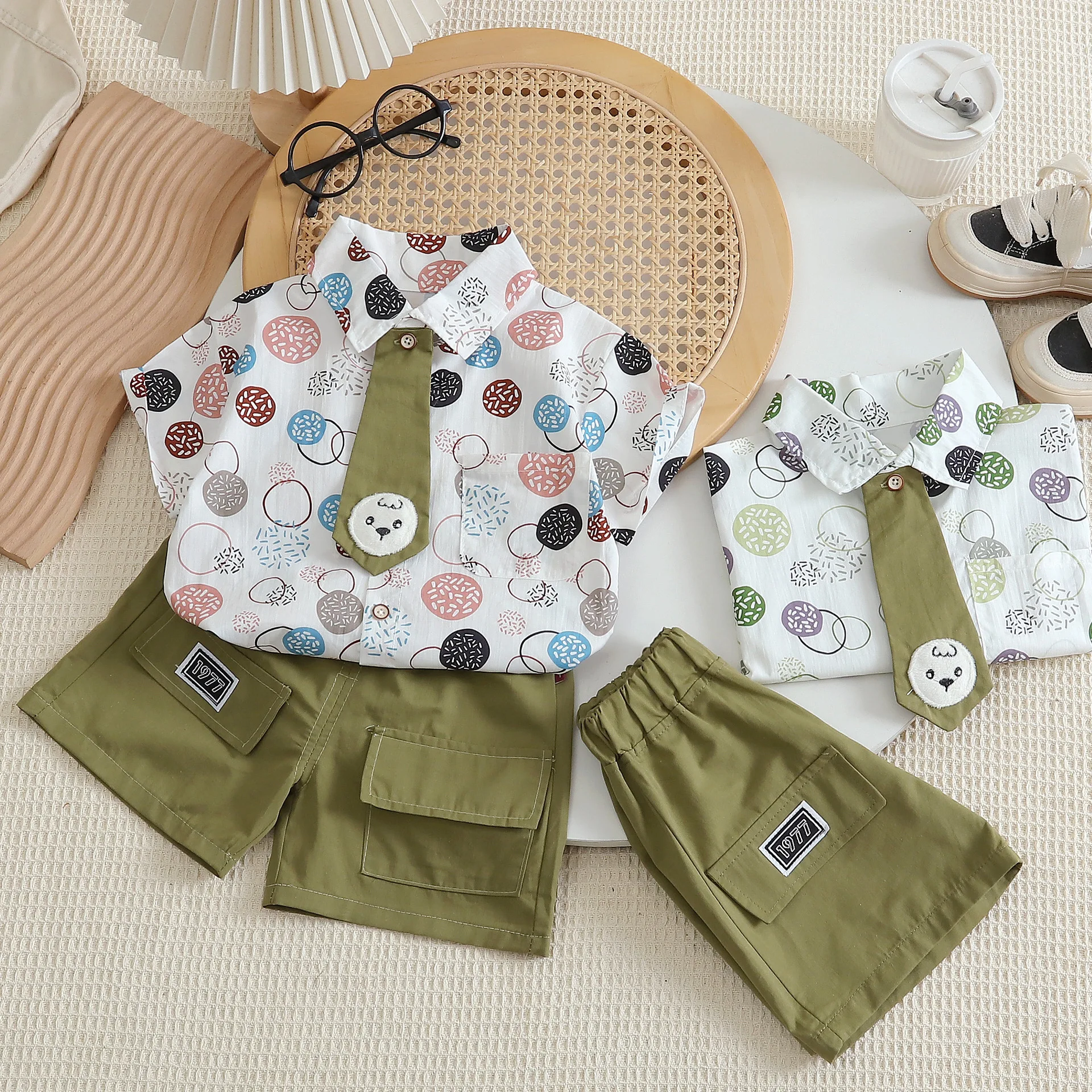 Summer Baby Boy 2PCS Casual Outfit Geometric Print Short Sleeve Shirt with Bear Tie & Green Cargo Shorts Set for Kids Daily Wear
Summer Baby Boy 2PCS Casual Outfit Geometric Print Short Sleeve Shirt with Bear Tie & Green Cargo Shorts Set for Kids Daily Wear