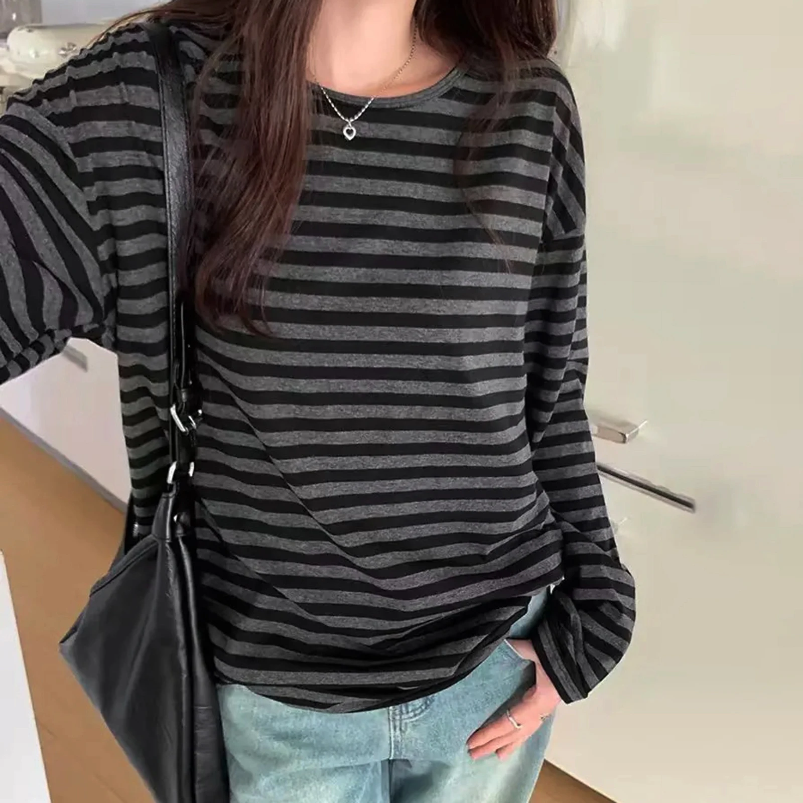 Women Y2K T-shirt Blouse Long Sleeve Crew Neck Loose Ladies Spring Fall Casual Striped Top Tee 00s Vintage Streetwear
Women Y2K T-shirt Blouse Long Sleeve Crew Neck Loose Ladies Spring Fall Casual Striped Top Tee 00s Vintage Streetwear