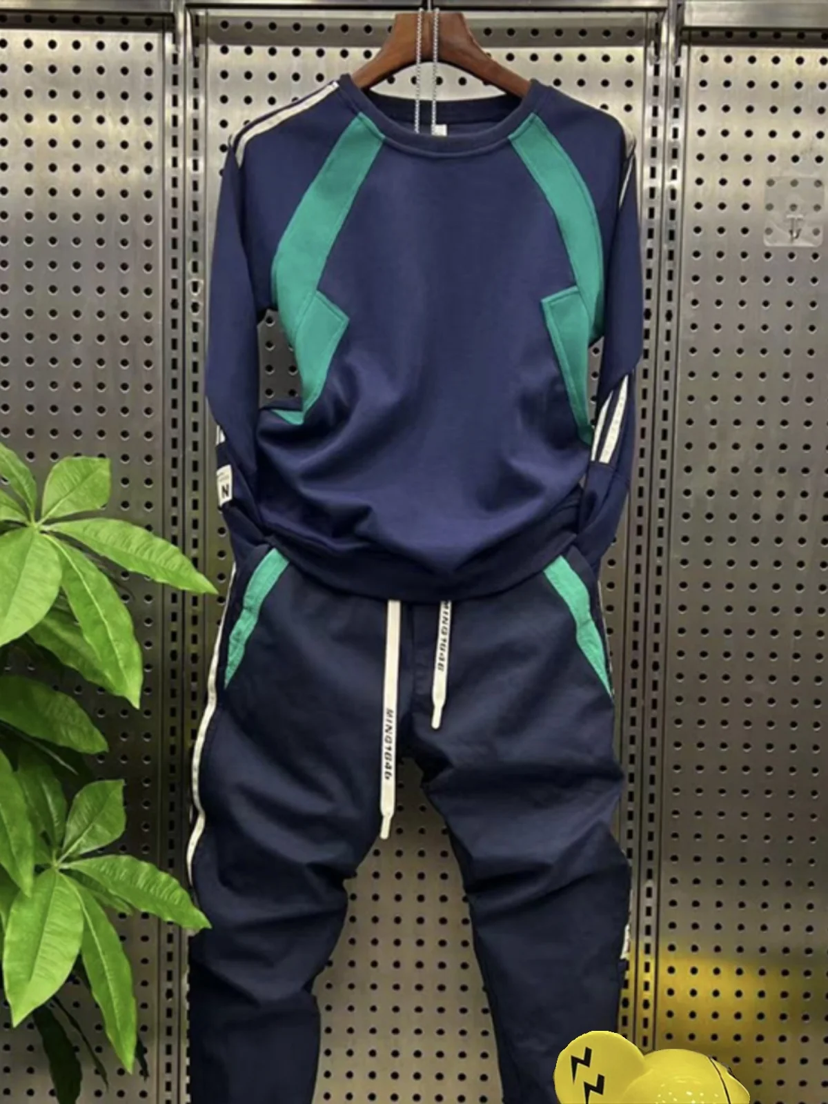 Мужской комплект спортивной одежды, круглая толстовка с капюшоном, модные универсальные облегающие брюки с эластичным поясом, осенне-весенняя повседневная одежда
Мужской комплект спортивной одежды, круглая толстовка с капюшоном, модные универсальные облегающие брюки с эластичным поясом, осенне-весенняя повседневная одежда