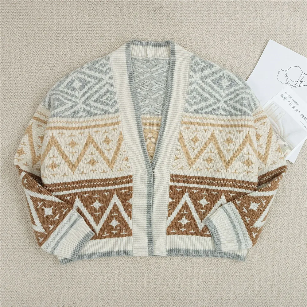 25 New Loose Temperament European And American Light Luxury Casual Wool Cashmere inlaid Short Style Cardigan Sweater
25 New Loose Temperament European And American Light Luxury Casual Wool Cashmere inlaid Short Style Cardigan Sweater