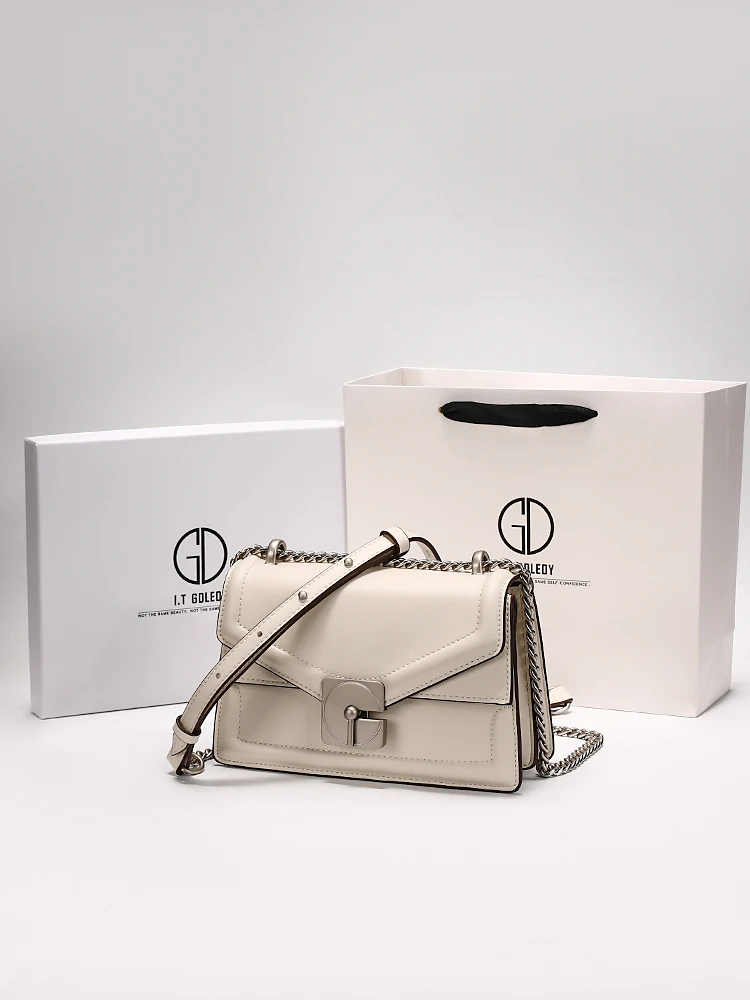Popular and Luxury Handbag with Delicate Decoration and Chain Women's Fashion and Versatile Shoulder Crossbody Bag for Dating
Popular and Luxury Handbag with Delicate Decoration and Chain Women's Fashion and Versatile Shoulder Crossbody Bag for Dating