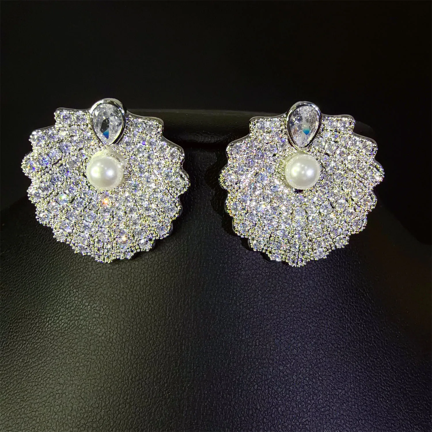 silver gold color stud earrings for women shiny elegant jewelry for wedding party gala event shell shape earrings female gift
silver gold color stud earrings for women shiny elegant jewelry for wedding party gala event shell shape earrings female gift