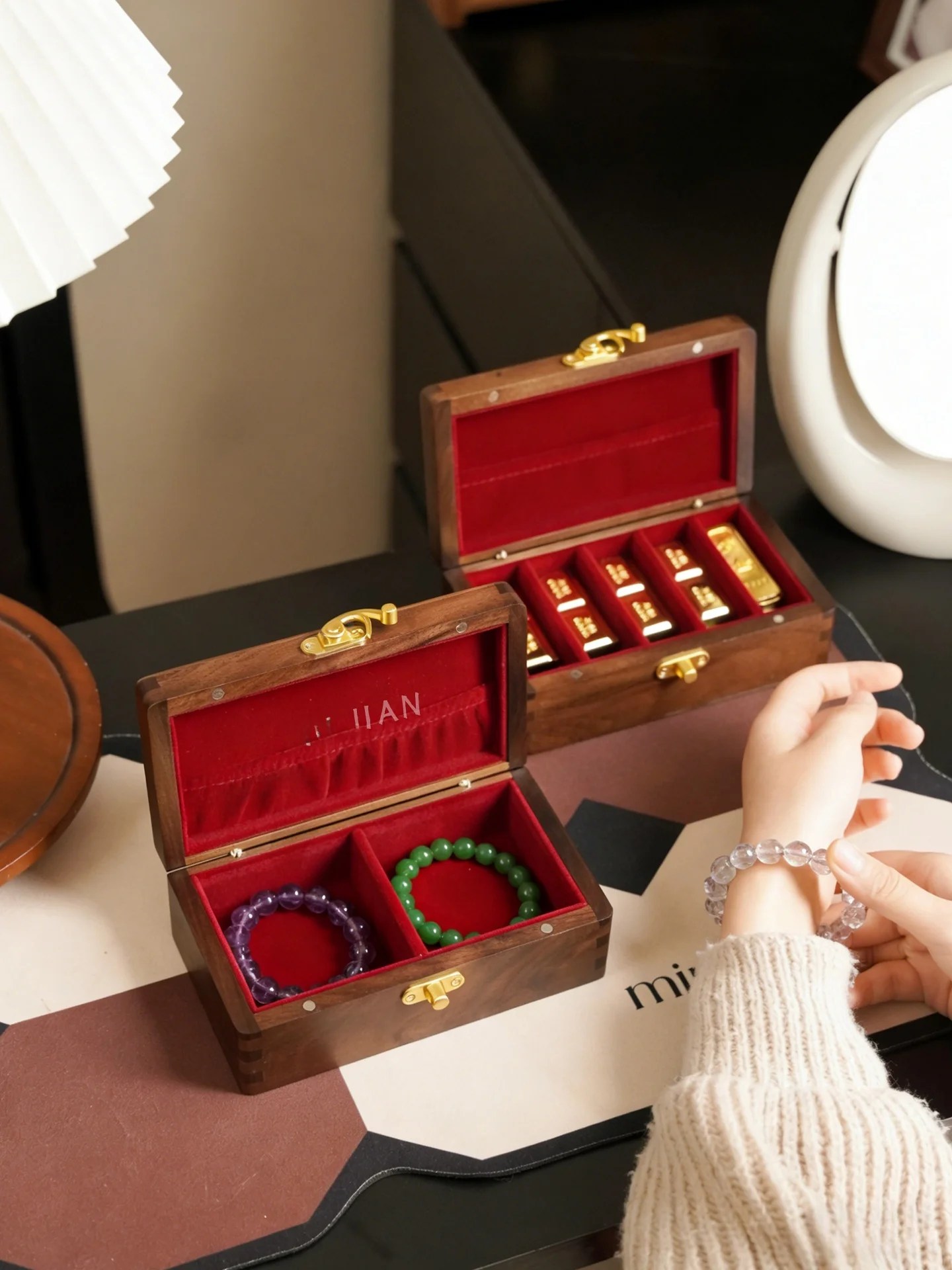 Large Capacity Crystal Storage Box with Lock Buckle Black Walnut Wood Original Stone Beads Organizer Handmade Portable Jewelr...
Large Capacity Crystal Storage Box with Lock Buckle Black Walnut Wood Original Stone Beads Organizer Handmade Portable Jewelr...