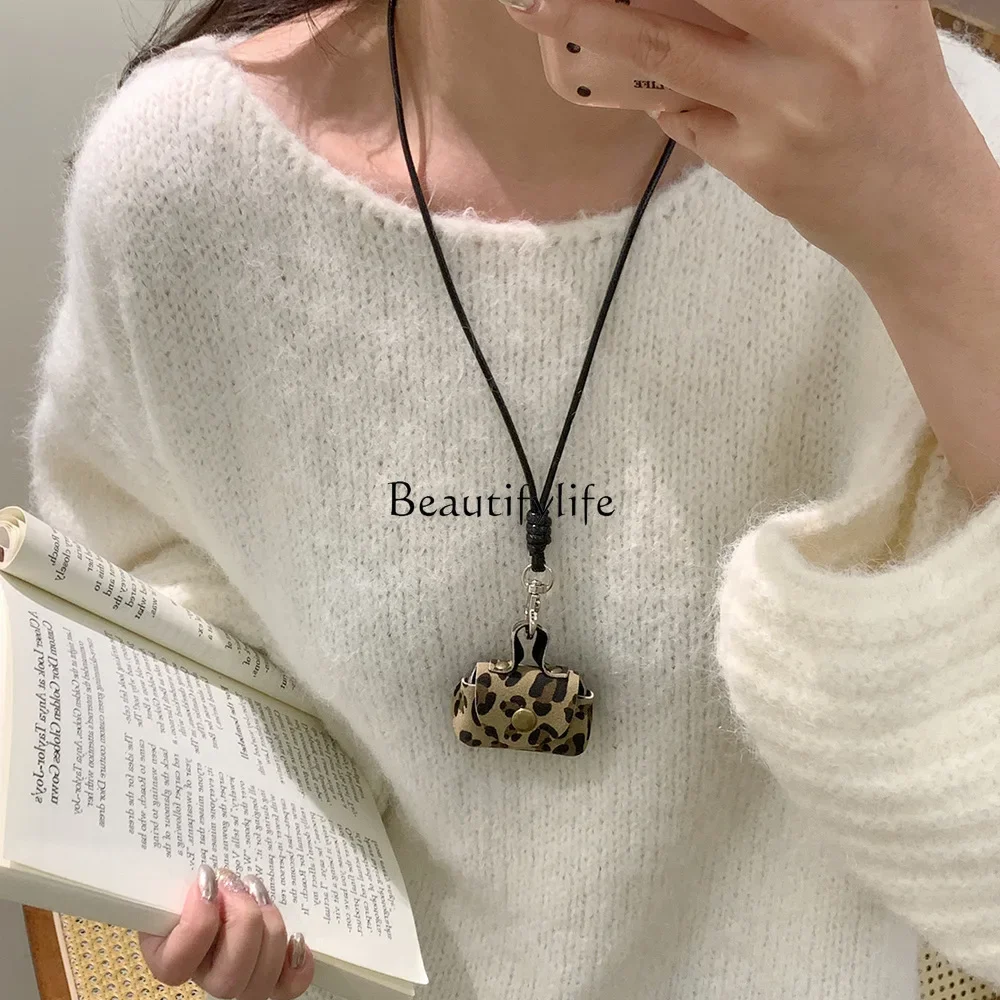 Retro leopard print small bag neck chain women's niche high-end long sweater chain
Retro leopard print small bag neck chain women's niche high-end long sweater chain