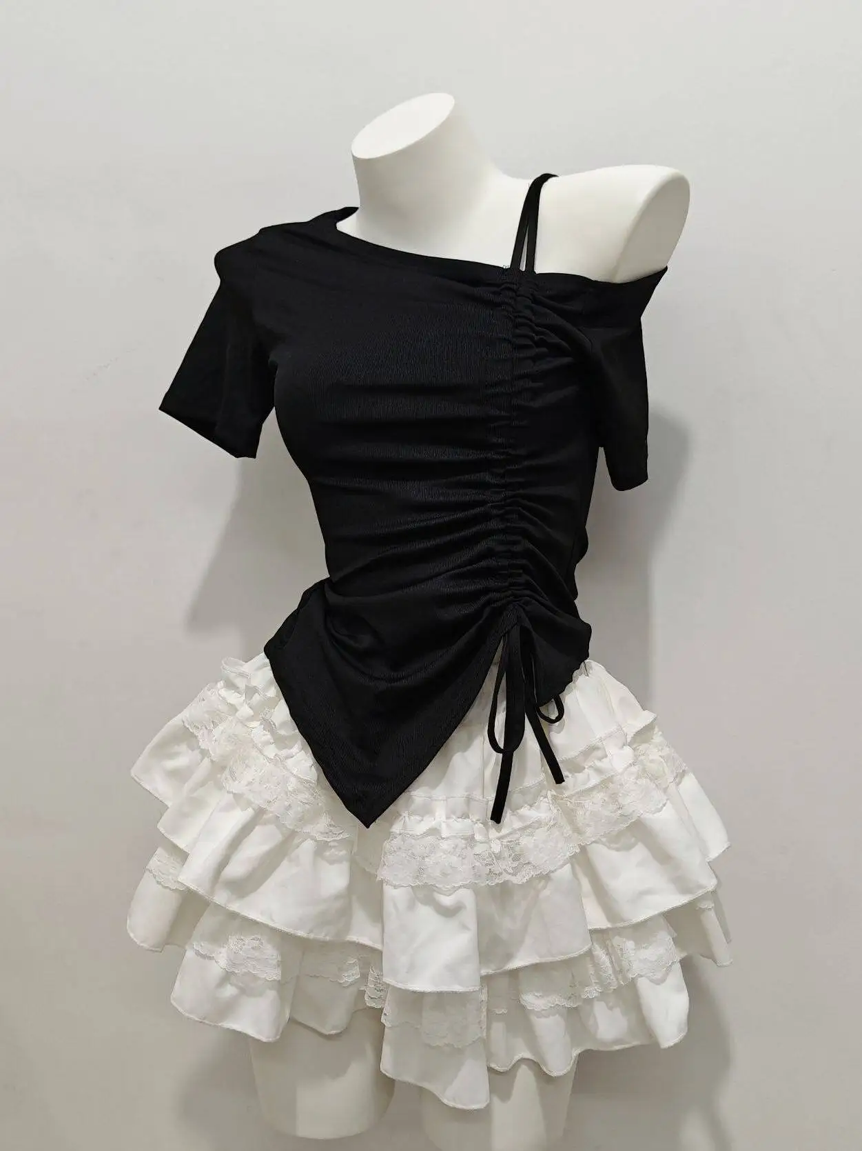 Summer Sweet Lace Puffy Skirt Women's Hot Girl Oblique Collar Drawstring Short Sleeve Top Short Skirt Set High Waist Shorts
Summer Sweet Lace Puffy Skirt Women's Hot Girl Oblique Collar Drawstring Short Sleeve Top Short Skirt Set High Waist Shorts