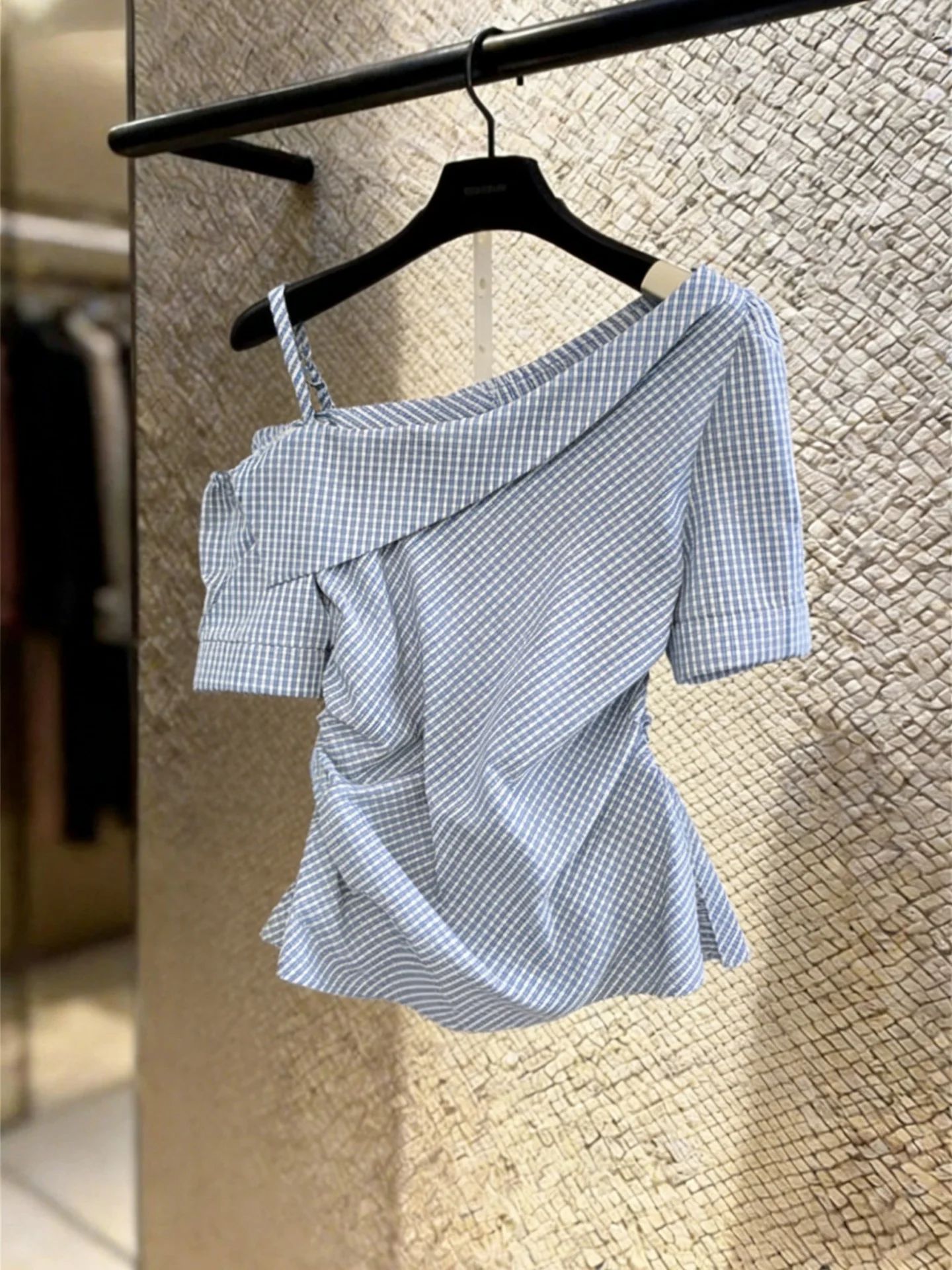 Korean Style Plaid Shirt Women's Summer 2026 Slimming Shoulder Baring Top Waist Cinched Design Sensation Korean Fashion
Korean Style Plaid Shirt Women's Summer 2026 Slimming Shoulder Baring Top Waist Cinched Design Sensation Korean Fashion