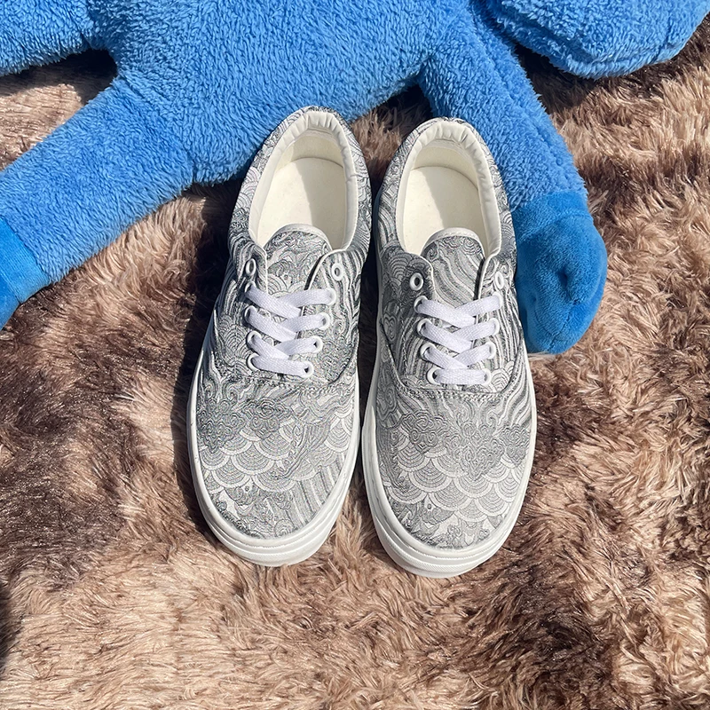 Fashionable Spring Gray Embroidered Fashion Sneakers Trendy High Street Style Versatile for Couples Breathable Non-Slip Casual Men's Large Size Sneakers Unisex
Fashionable Spring Gray Embroidered Fashion Sneakers Trendy High Street Style Versatile for Couples Breathable Non-Slip Casual Men's Large Size Sneakers Unisex