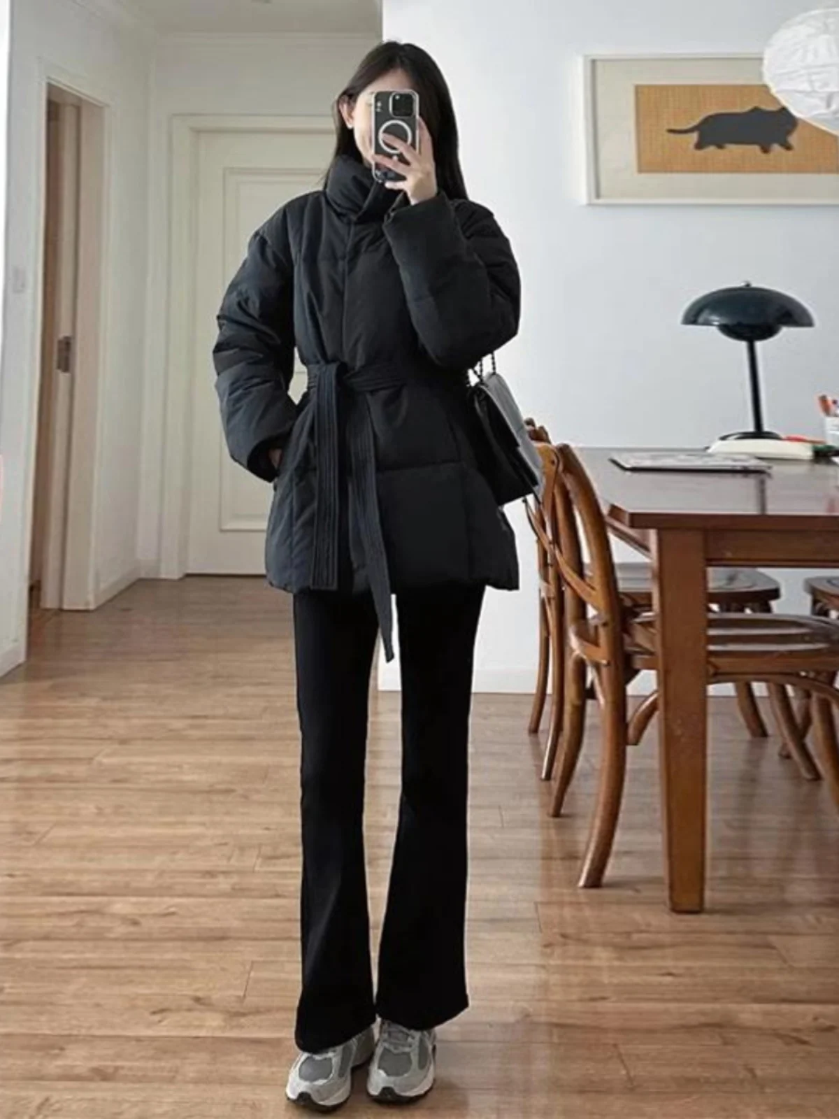 Короткая черная хлопковая куртка женская, утепленная, в стиле «хлебный пуховик», зимняя верхняя одежда, модная корейская версия, стандартный крой рукавов, длинные рукава
Короткая черная хлопковая куртка женская, утепленная, в стиле «хлебный пуховик», зимняя верхняя одежда, модная корейская версия, стандартный крой рукавов, длинные рукава