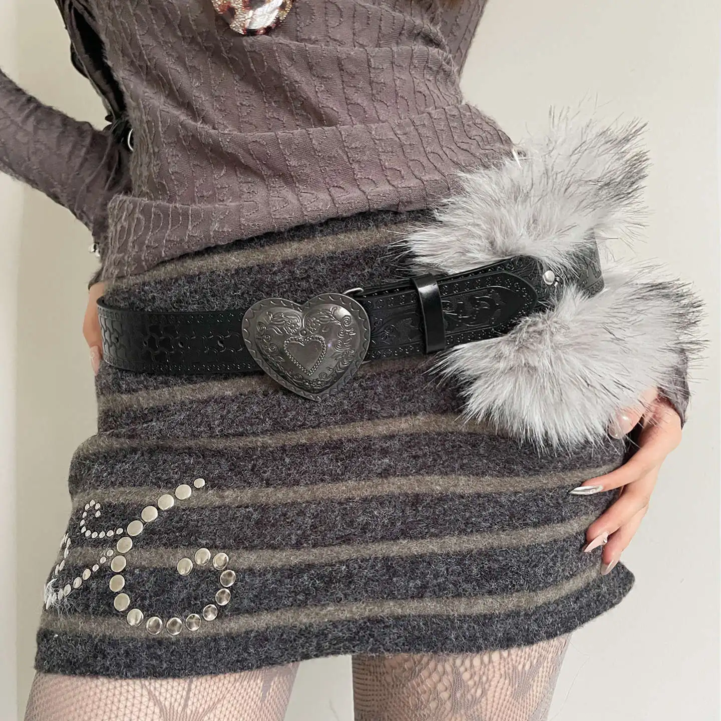 Волосатый пояс в стиле ретро y2k Love Carving для женщин с американским нишевым дизайном, подходящая юбка, джинсы, поясная крышка, черный
Волосатый пояс в стиле ретро y2k Love Carving для женщин с американским нишевым дизайном, подходящая юбка, джинсы, поясная крышка, черный