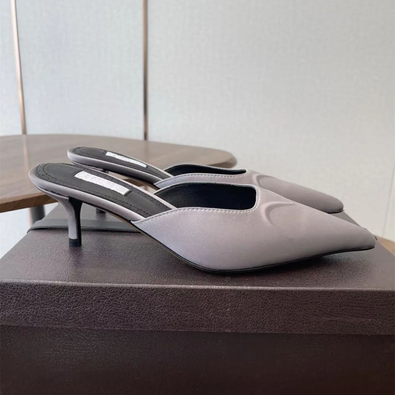 2026 Summer New High Heel Slippers for Women Wearing Thin Heels, Sexy Satin Pointed, Love loving Lazy Man Muller Half Slippers
2026 Summer New High Heel Slippers for Women Wearing Thin Heels, Sexy Satin Pointed, Love loving Lazy Man Muller Half Slippers