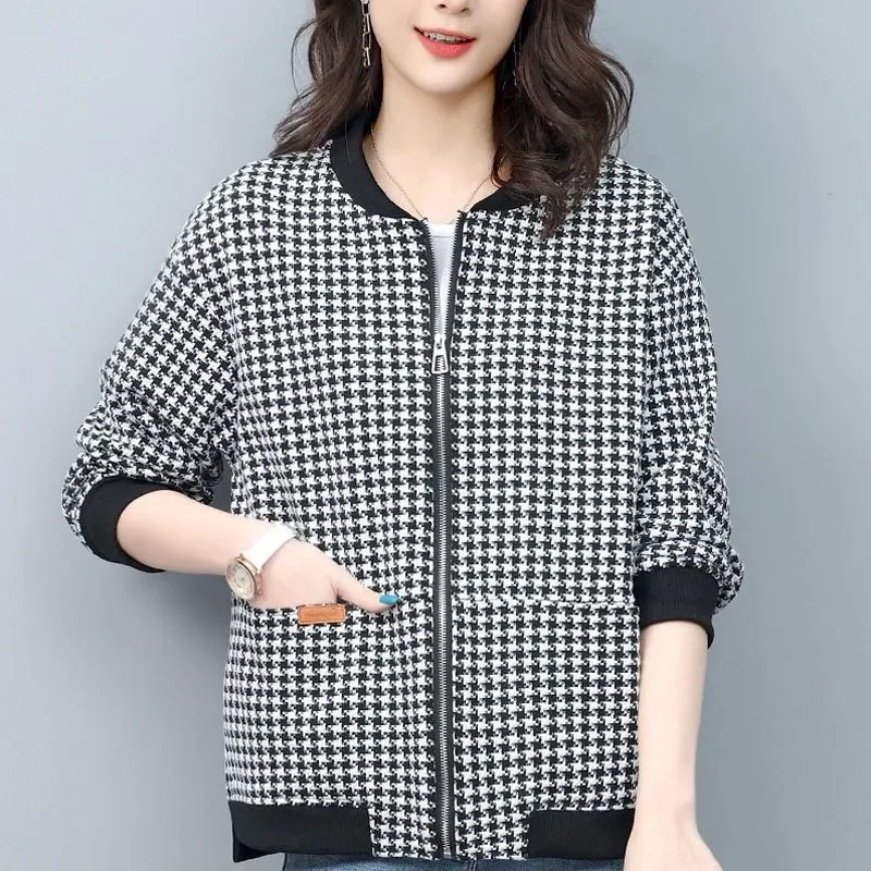 Новые женские осенне-зимние утолщенные бархатные кардиганы на молнии, пальто телесного цвета, простые повседневные куртки с капюшоном для похудения
Новые женские осенне-зимние утолщенные бархатные кардиганы на молнии, пальто телесного цвета, простые повседневные куртки с капюшоном для похудения