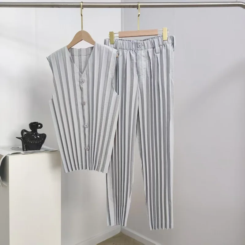 Miyake Pleated Men's Shirts Vest Tops T-shirt Pants Suit Fashionable Business Office Workers Men's Simple Leisure Wrinkle-Free
Miyake Pleated Men's Shirts Vest Tops T-shirt Pants Suit Fashionable Business Office Workers Men's Simple Leisure Wrinkle-Free