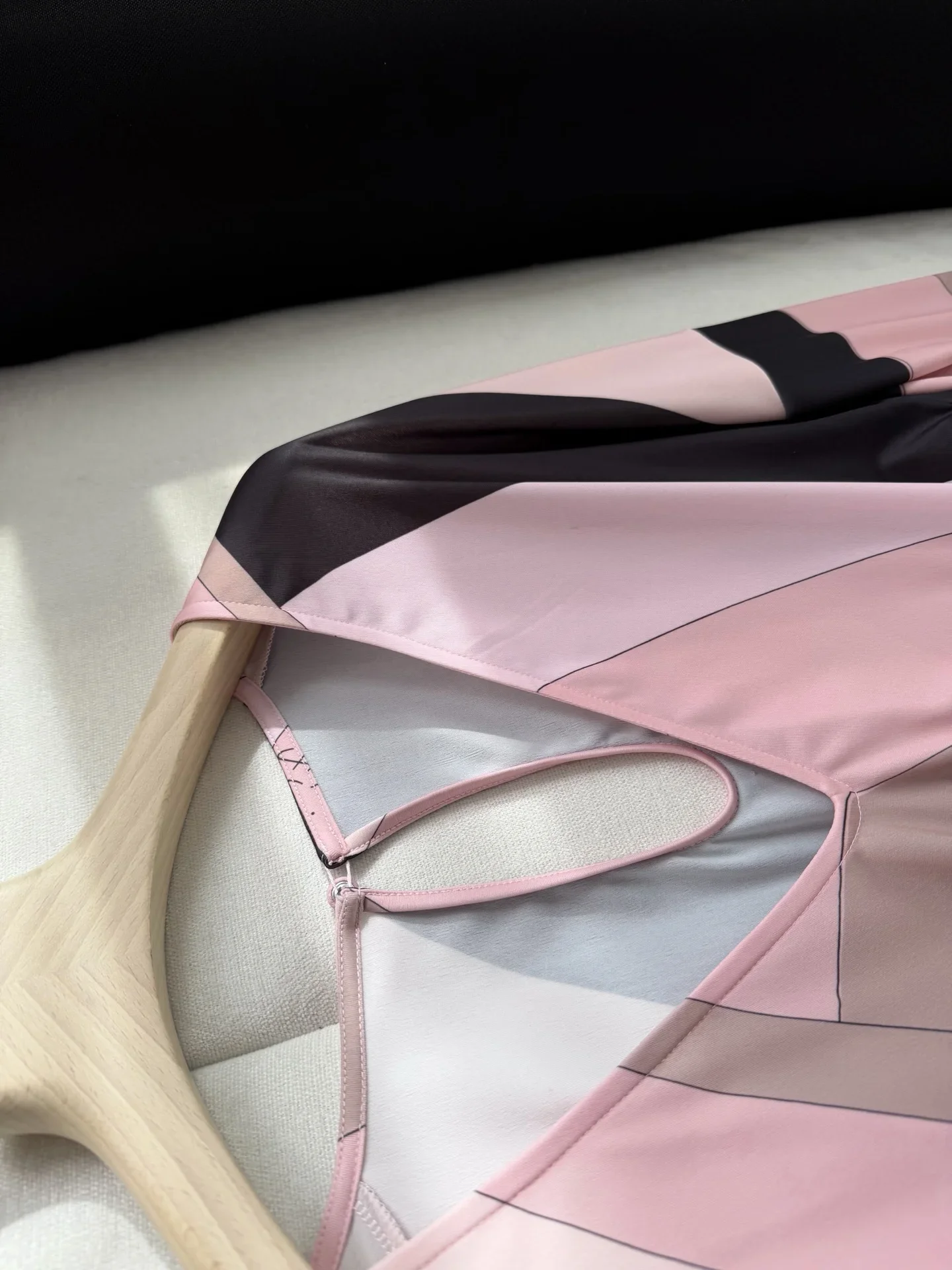 2026 Resort Style Pink and Black Color Block V-Neck One-Piece Swimsuit
2026 Resort Style Pink and Black Color Block V-Neck One-Piece Swimsuit