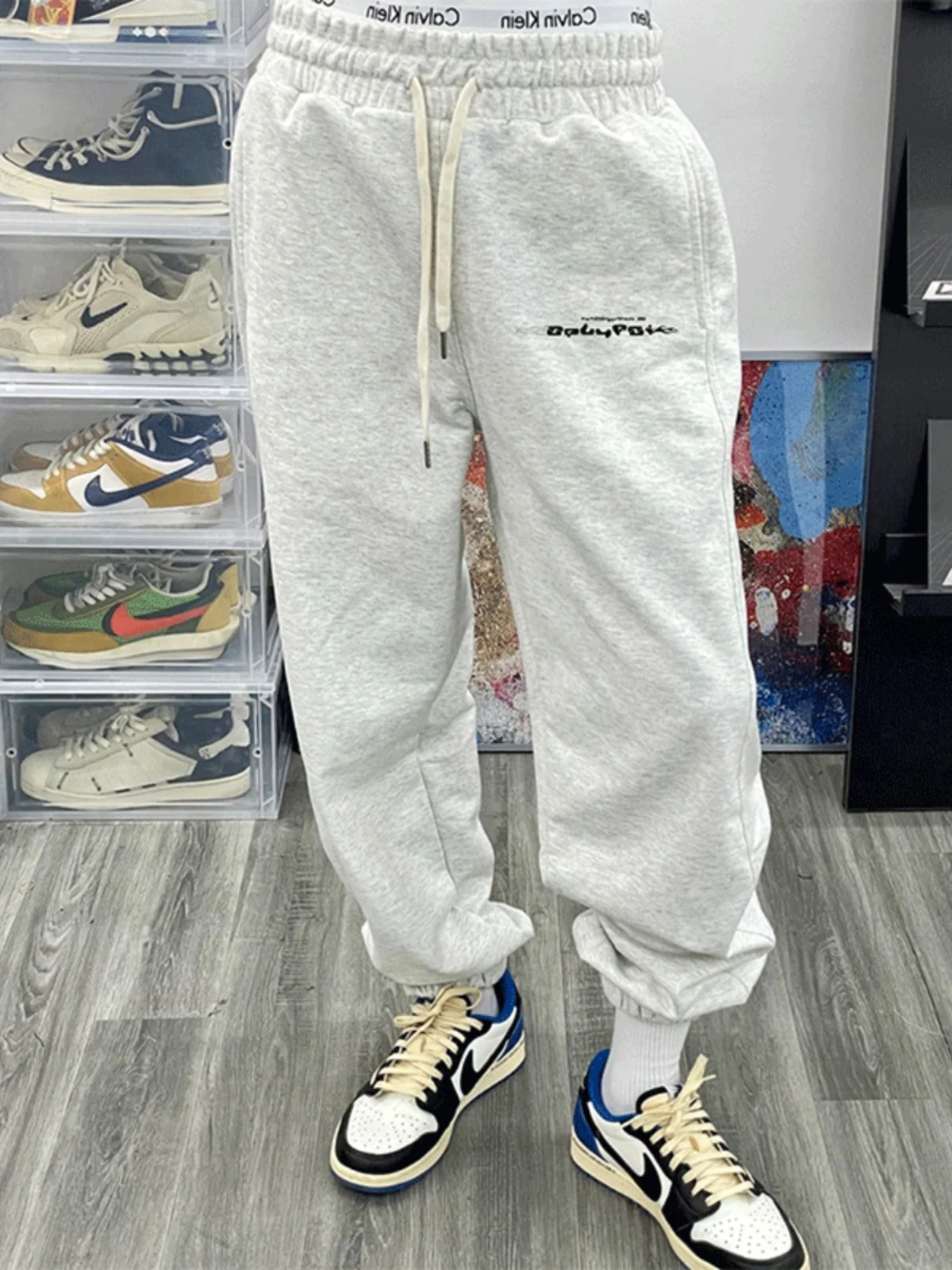 Осенне-зимние мужские брюки в американском ретро-стиле с манжетами, белые, повседневные, новый дизайн, универсальные, спортивные, свободные, длинные брюки для мужчин
Осенне-зимние мужские брюки в американском ретро-стиле с манжетами, белые, повседневные, новый дизайн, универсальные, спортивные, свободные, длинные брюки для мужчин